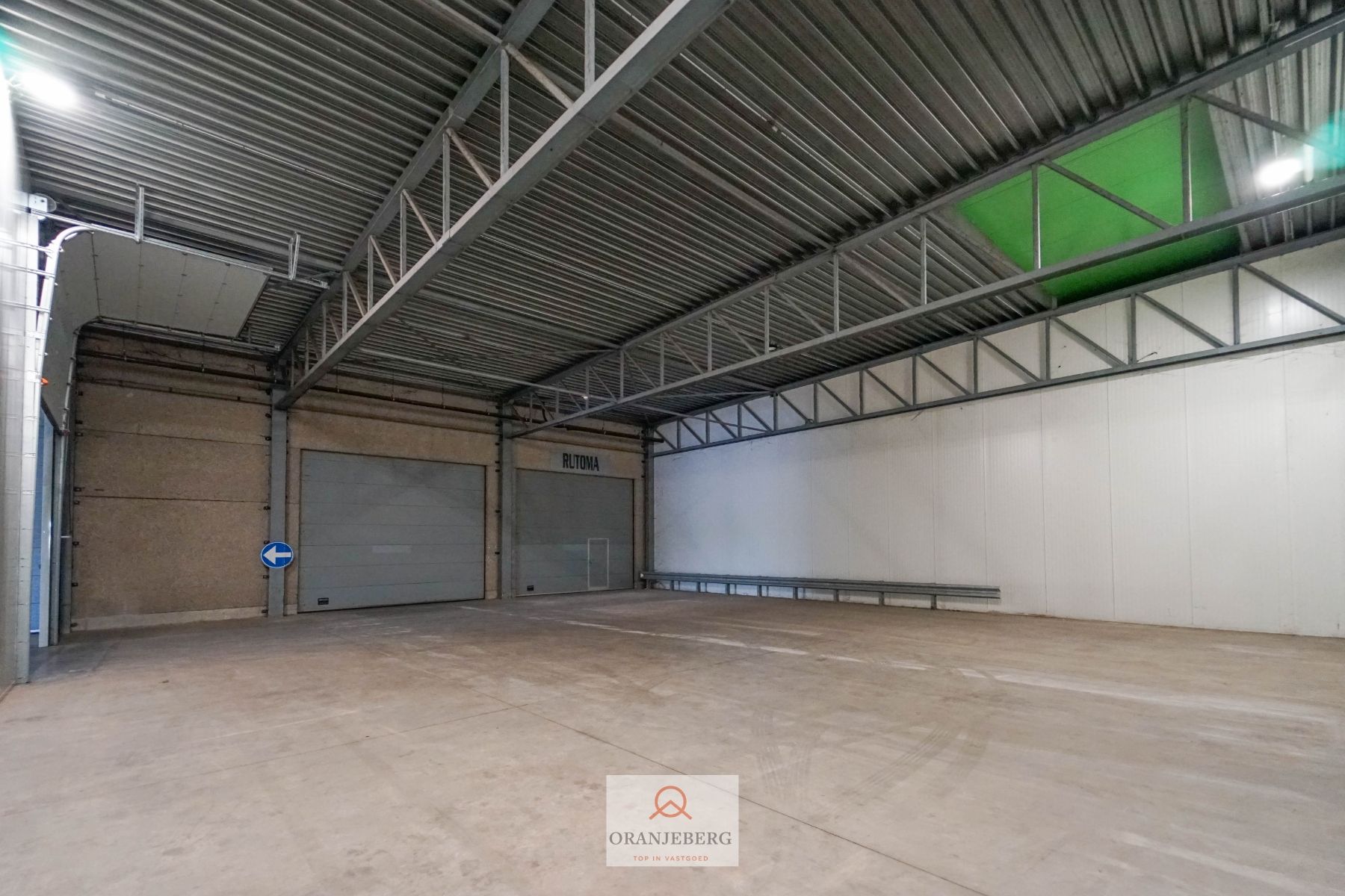 Groot magazijn (853m²) Te Huur met hoge bereikbaarheid vlakbij R4 foto 2