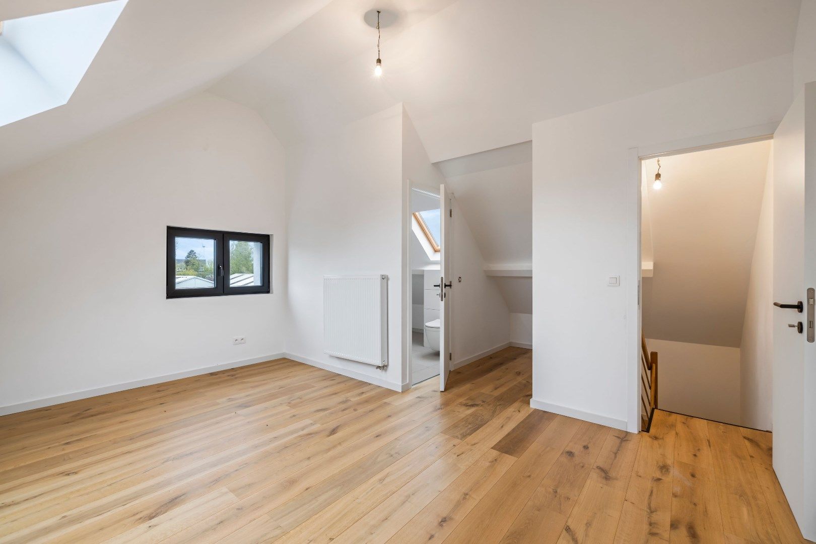 Luxueus gerenoveerde (2025) woning bijgebouw & ruime tuin in Zwijndrecht foto 12