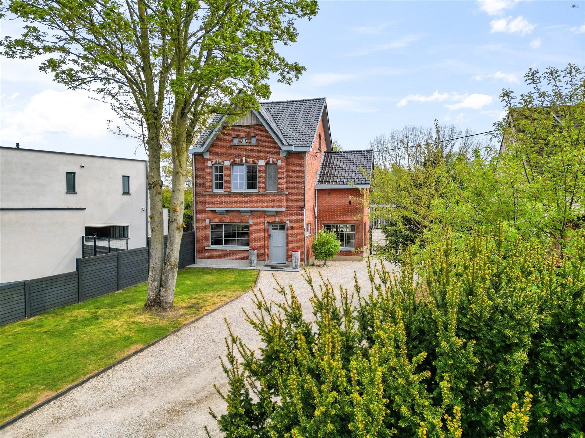 Hoofdfoto van de publicatie: Indrukwekkende woning op een ruim perceel van 2208 m².