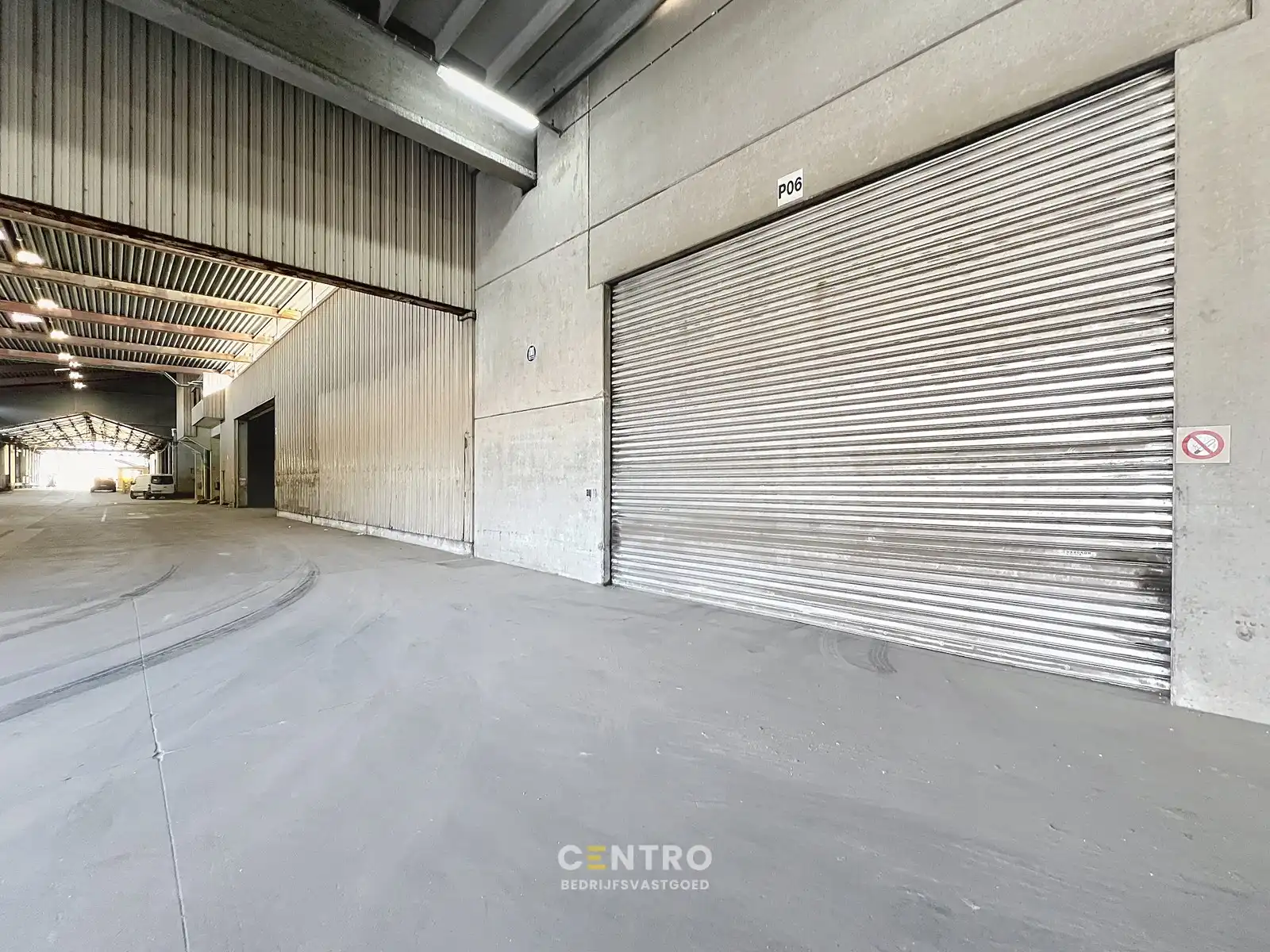 Magazijn van 330m² met vrije hoogte van 7,90m op industriële site , te Kerkhove (Avelgem). foto {{pictureIndex}}