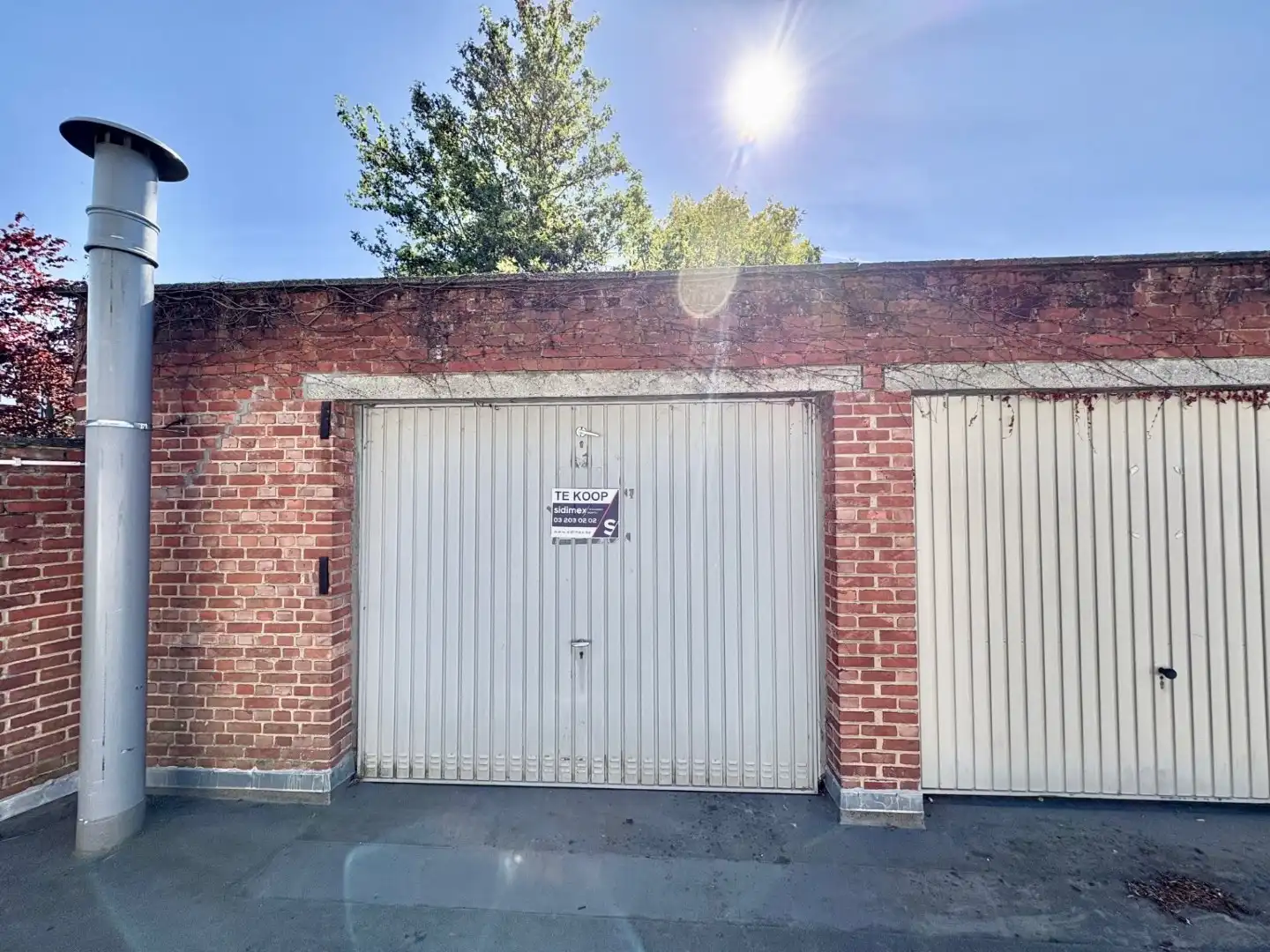 Bovengrondse garagebox met handmatige poort foto {{pictureIndex}}
