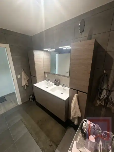 Volledig instapklaar gelijkvloers appartement met 2 slaapkamers, ruime tuin én garagebox foto 14