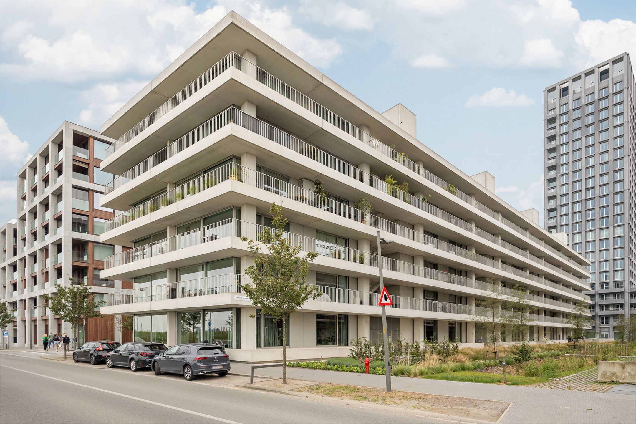 ANTWERPEN - ZUID  - Twee slaapkamer appartement met ruime terrassen! foto 2