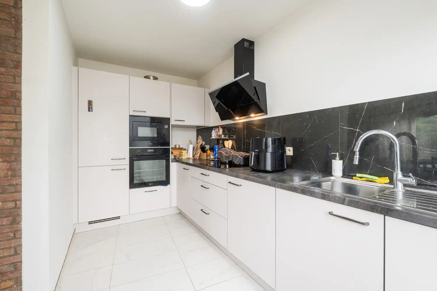 Gerenoveerd gelijkvloersappartement met 2 slaapkamers & garage foto 6