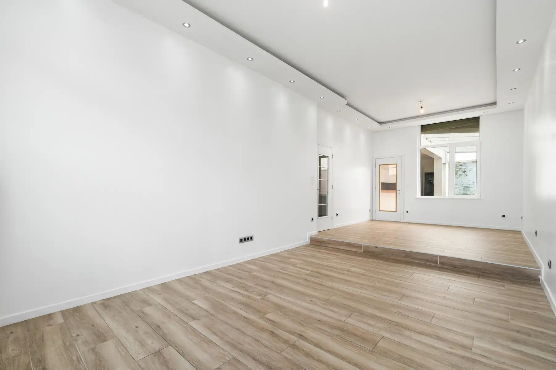 Verrassend ruime grotendeels al gerenoveerde woning, 4 slpks foto 4