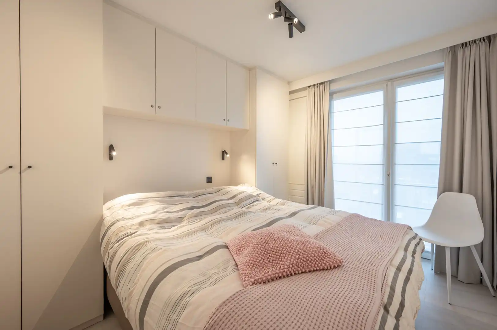 Gerenoveerd appartement met terras, twee slaapkamers en zwembad foto 10