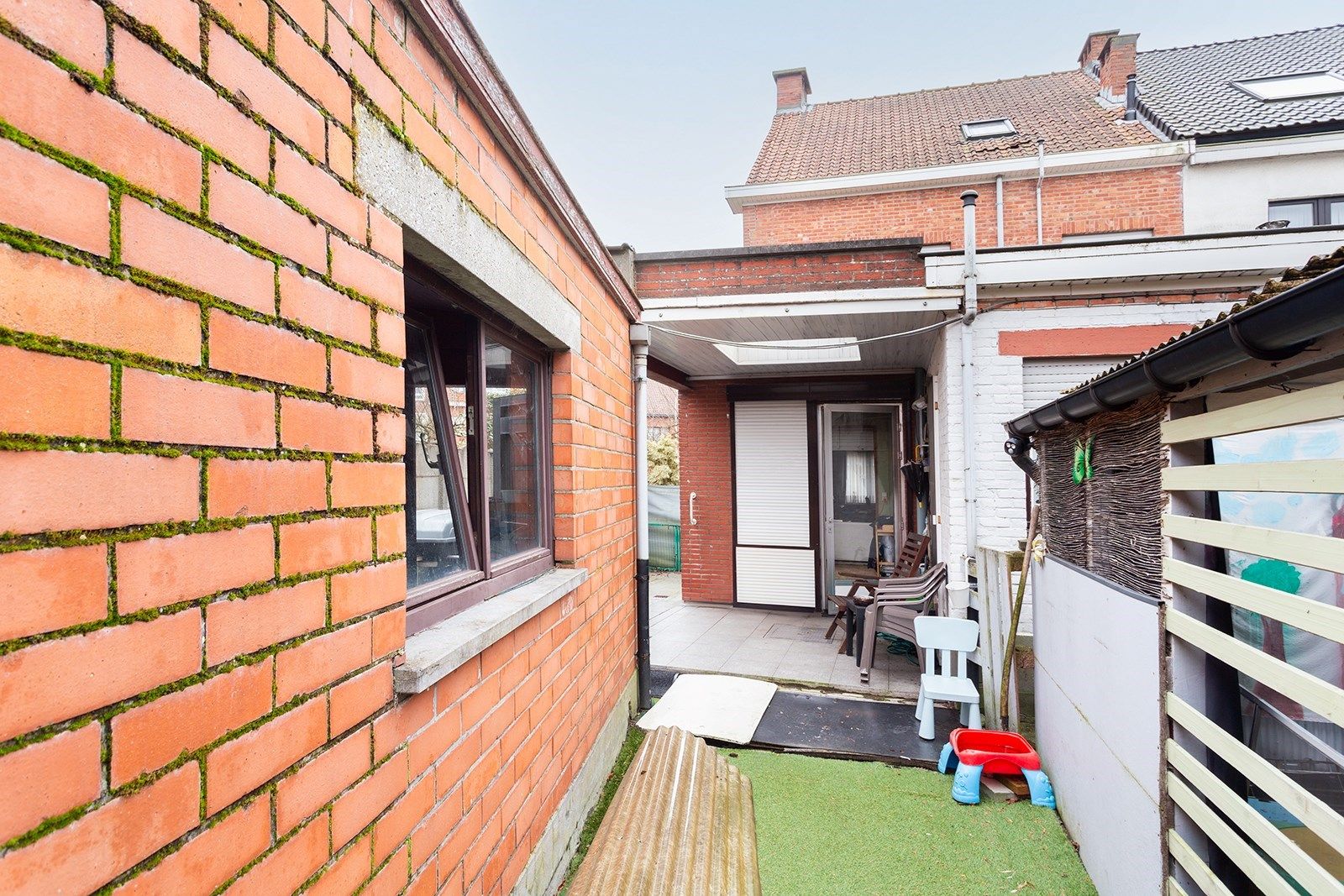 Ruime halfopen bebouwing met vijf slaapkamers foto 17