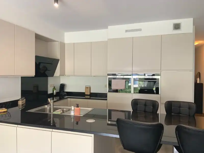 GELIJKVLOERS APPARTEMENT MET TUIN EN GARAGE foto 3