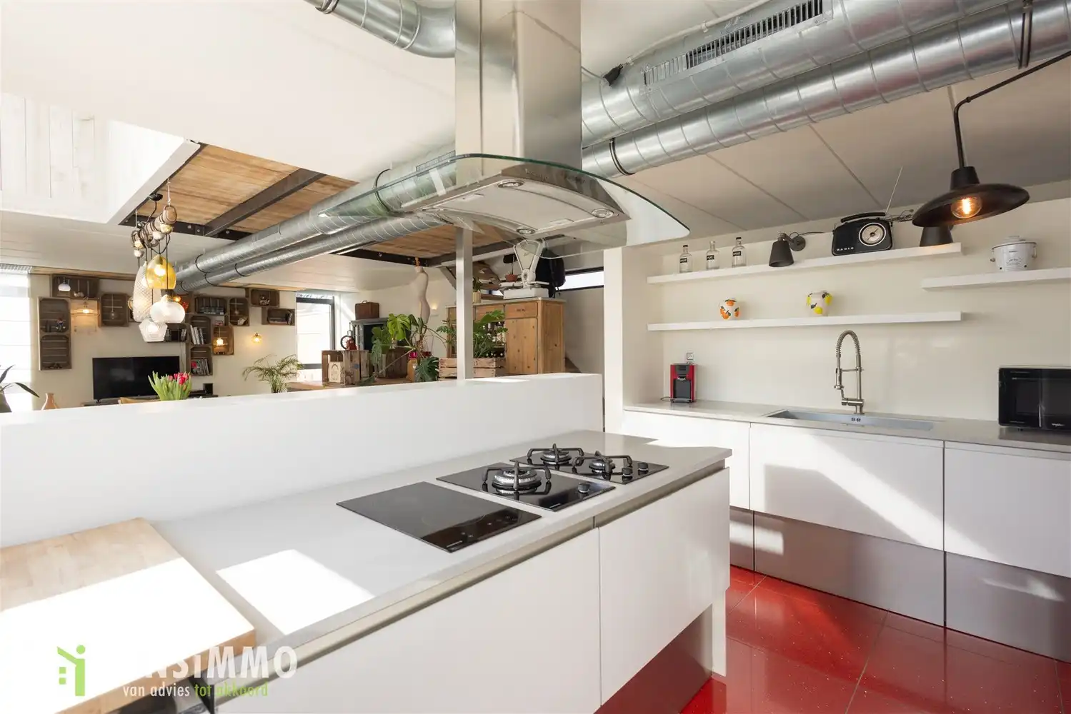 Unieke woning met industrieel-landelijke stijl in een rustige woonwijk van Genk foto 13