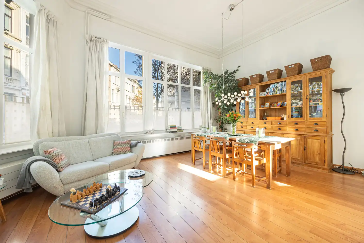 Karaktervolle en lumineuze burgerwoning (262m²) met aangename buitenruimte op hoeklocatie in hartje Zurenborg foto 4