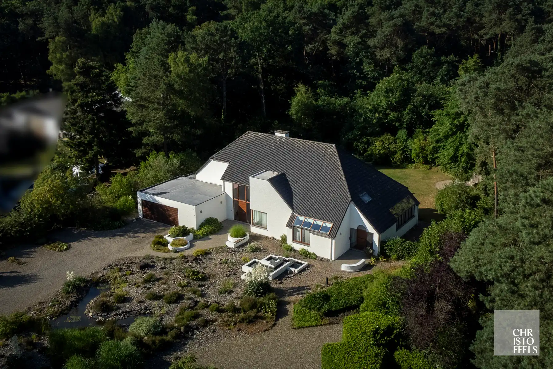 Villa van 496 m² met kantoren op een uniek perceel van 2.400 m²! foto {{pictureIndex}}