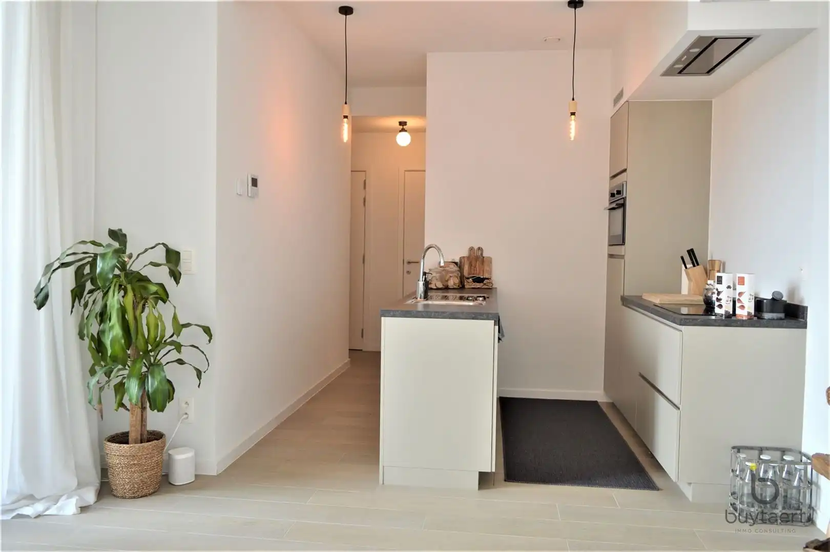 Frontaal waterzicht vanuit dit lumineuze recente appartement met terras! foto 4