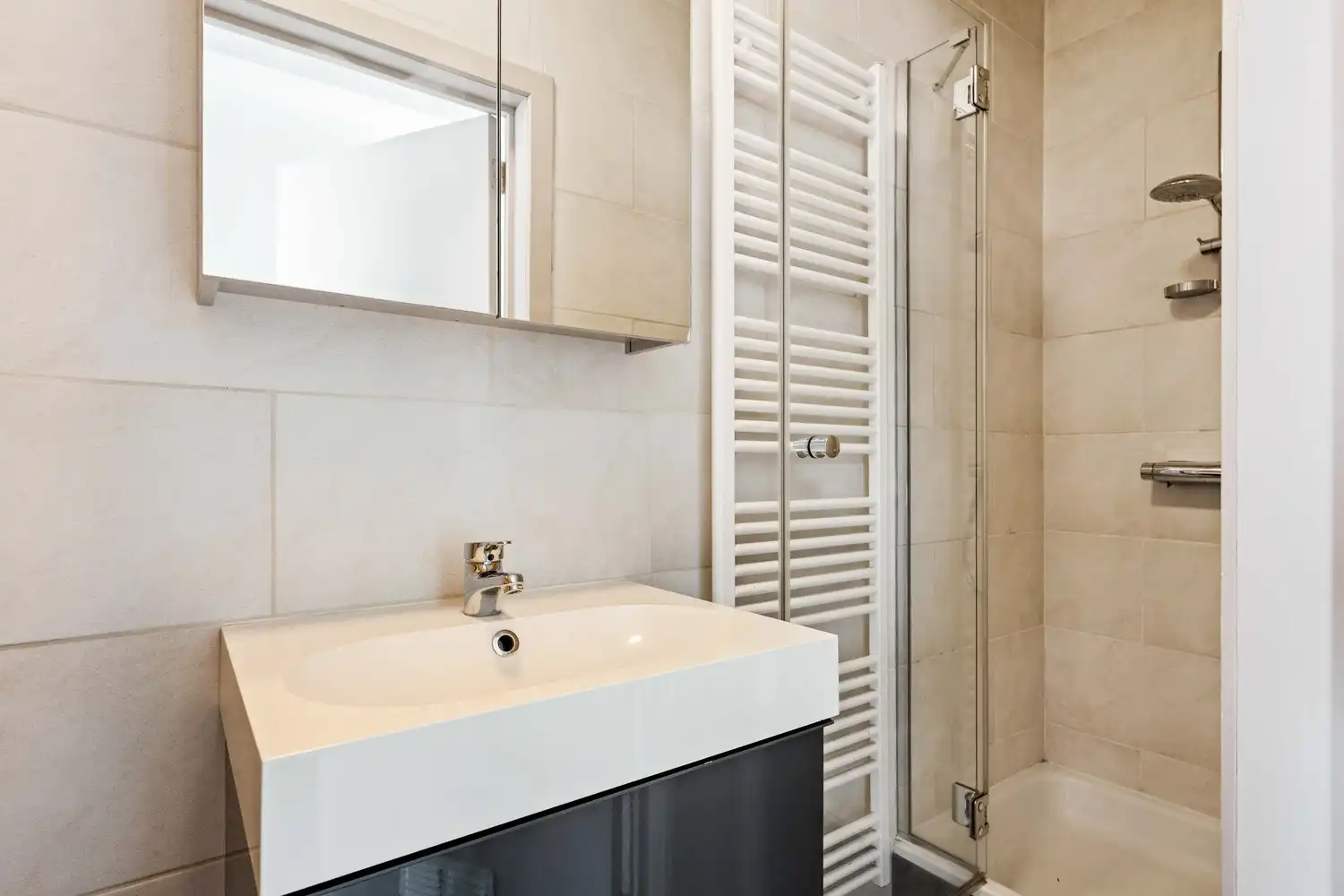 Instapklaar gelijkvloers appartement met zonnige tuin foto 12