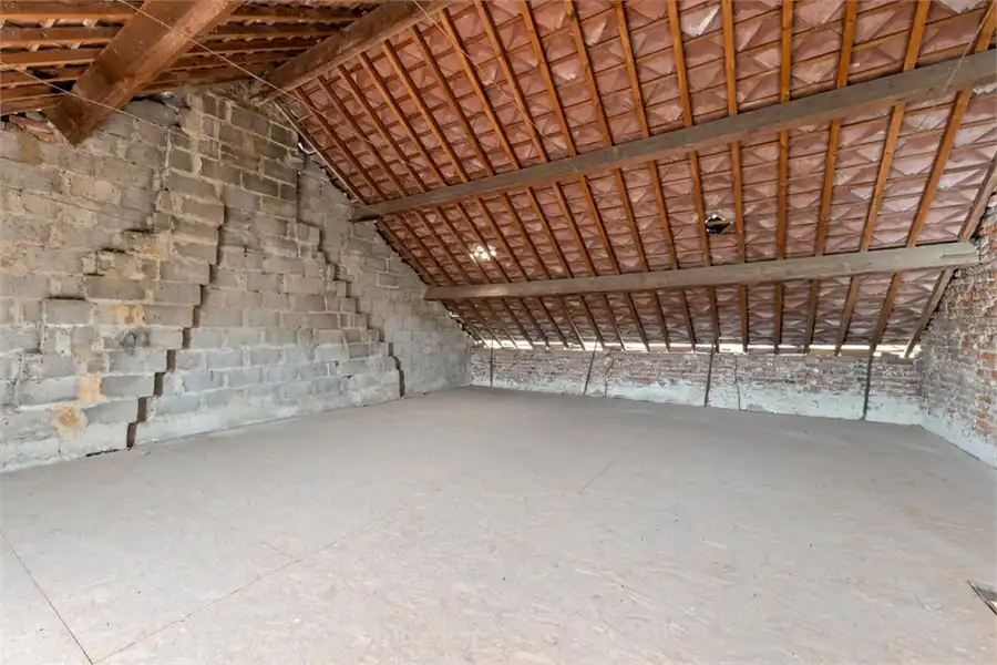 TE RENOVEREN GEZINSWONING MET LOODS IN HET LANDELIJKE GINGELOM foto 25