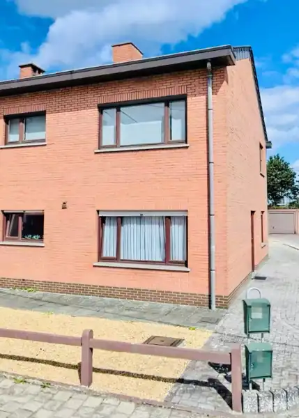 Aangenaam appartement op de eerste verdieping met garage en extra staanplaats foto {{pictureIndex}}