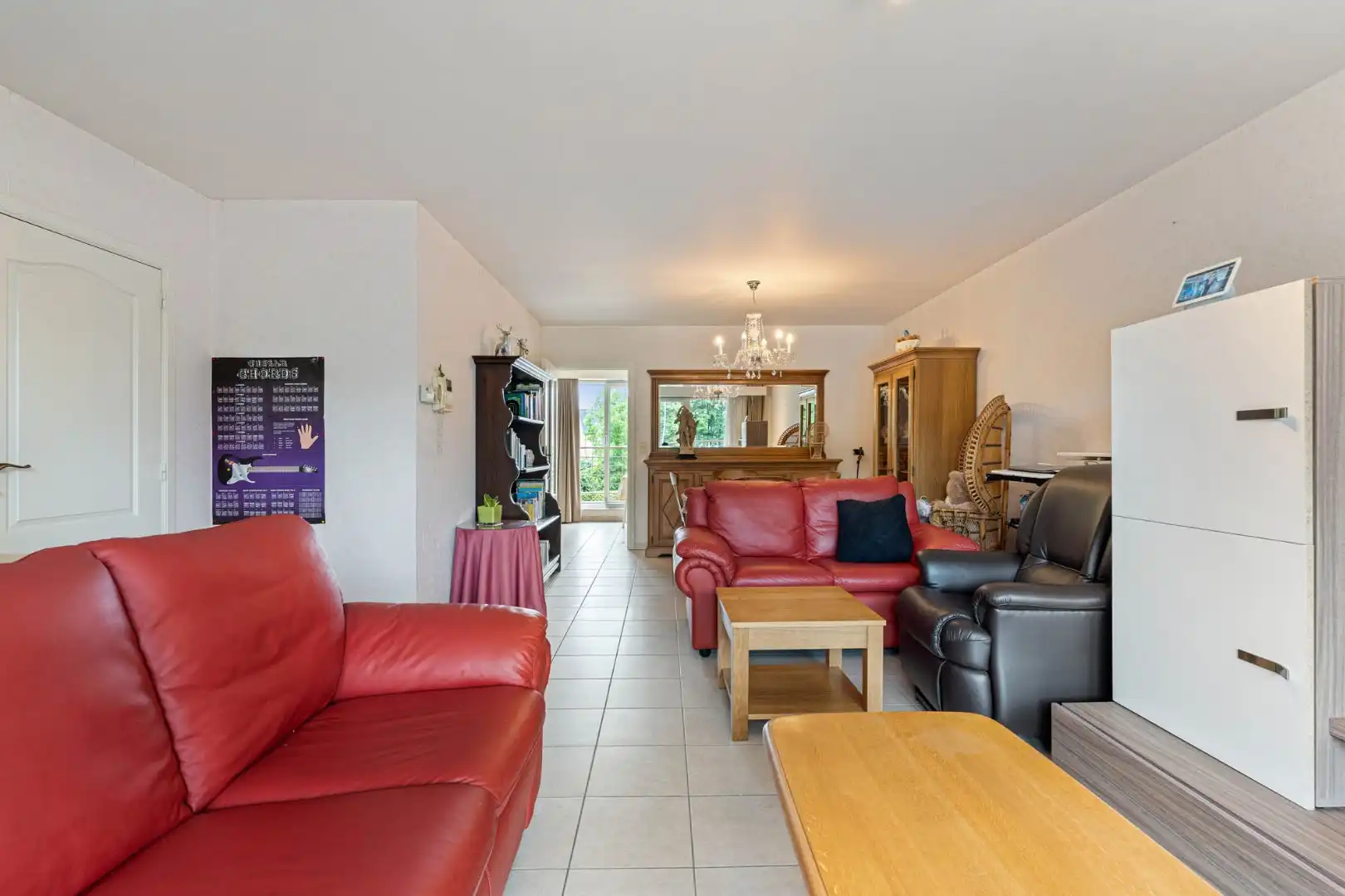 Stijlvol appartement voorzien van 2 slaapkamers, 2 terrassen en een autostandplaats op een rustige locatie in het centrum van Neeroeteren!  foto 6