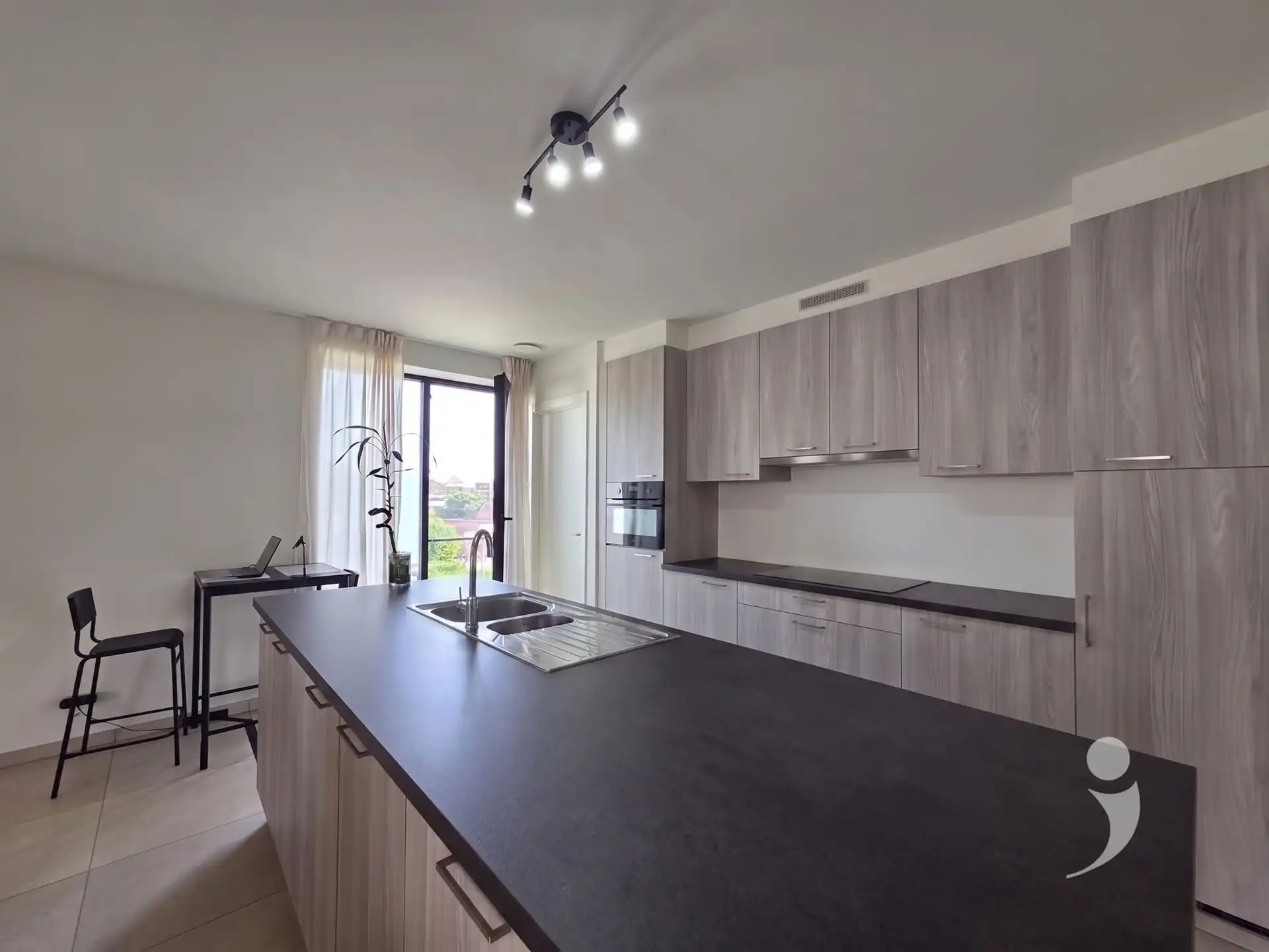 Zeer ruim en duurzaam appartement met 3 kamers en 1 staanplaats foto 5