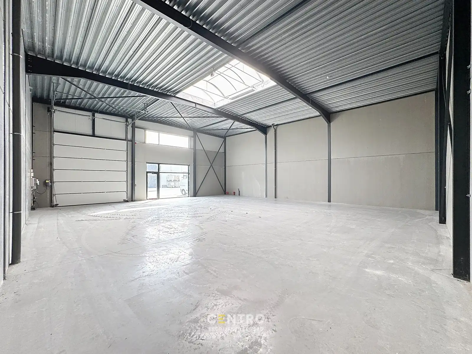 Goed geïsoleerde (vorstvrij) NB OPSLAGRUIMTE (255m²) met grote glaspartij (burelen) en 2 private parkeerplaatsen voor de deur. Op industriezone te Aalter. foto 4