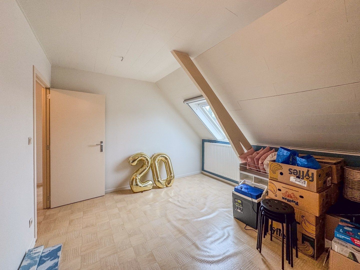 Prachtig gerenoveerde woning met 4 slaapkamers, dubbele carport en tuin. foto 20