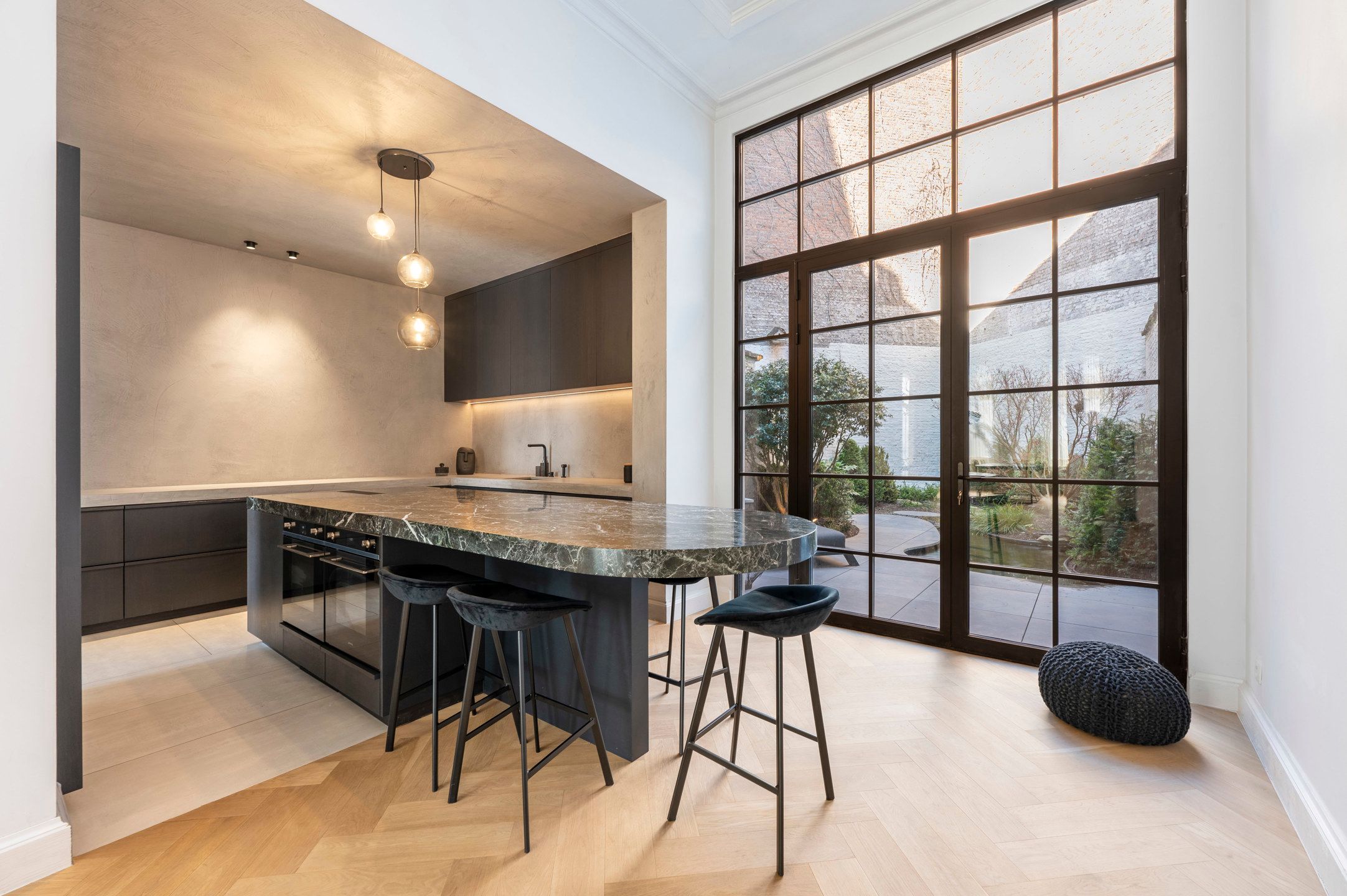 Indrukwekkend herenhuis op een toplocatie te Antwerpen Zuid. foto 7