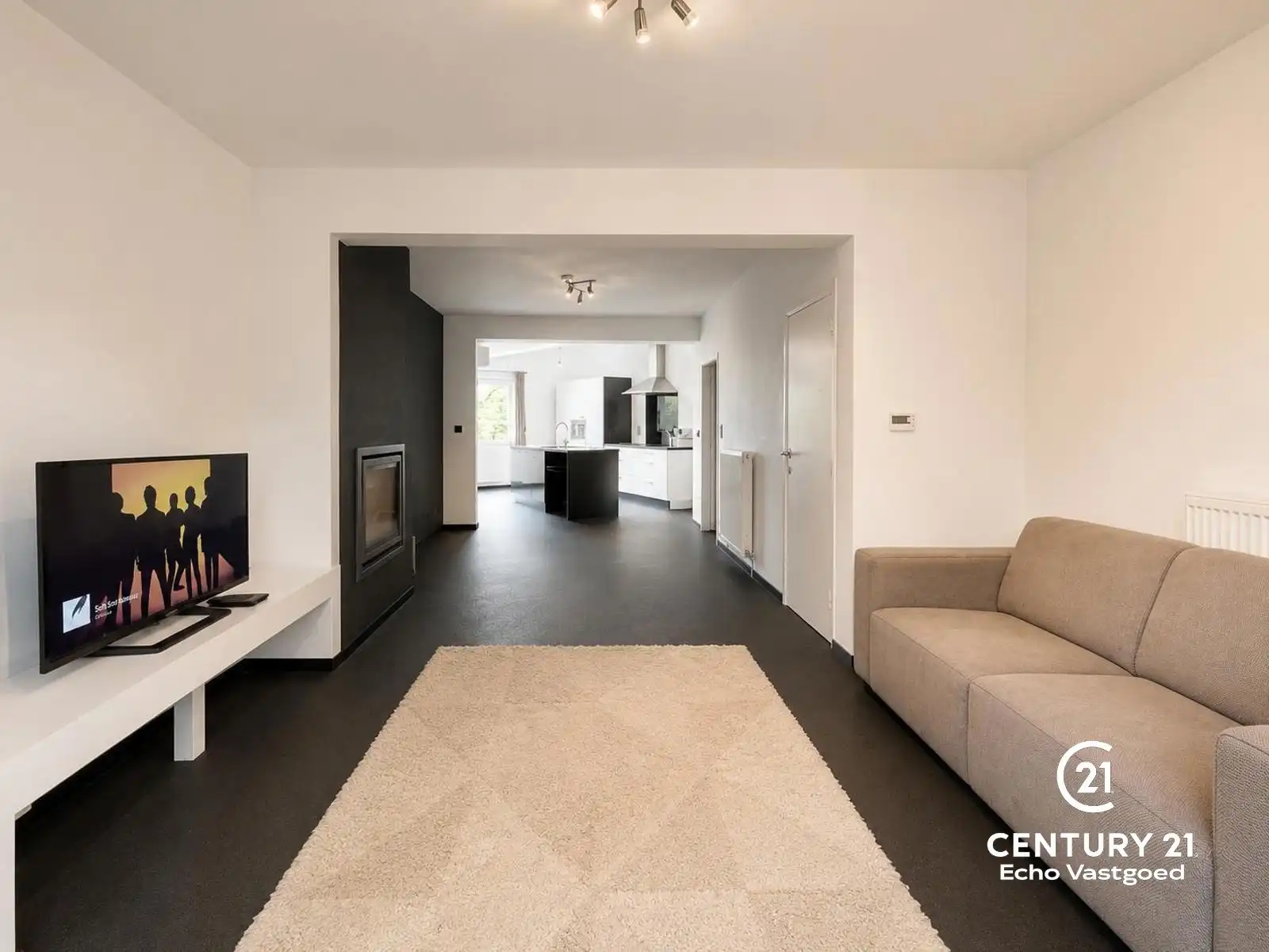 Centraal gelegen, gerenoveerde en instapklare woning foto 2