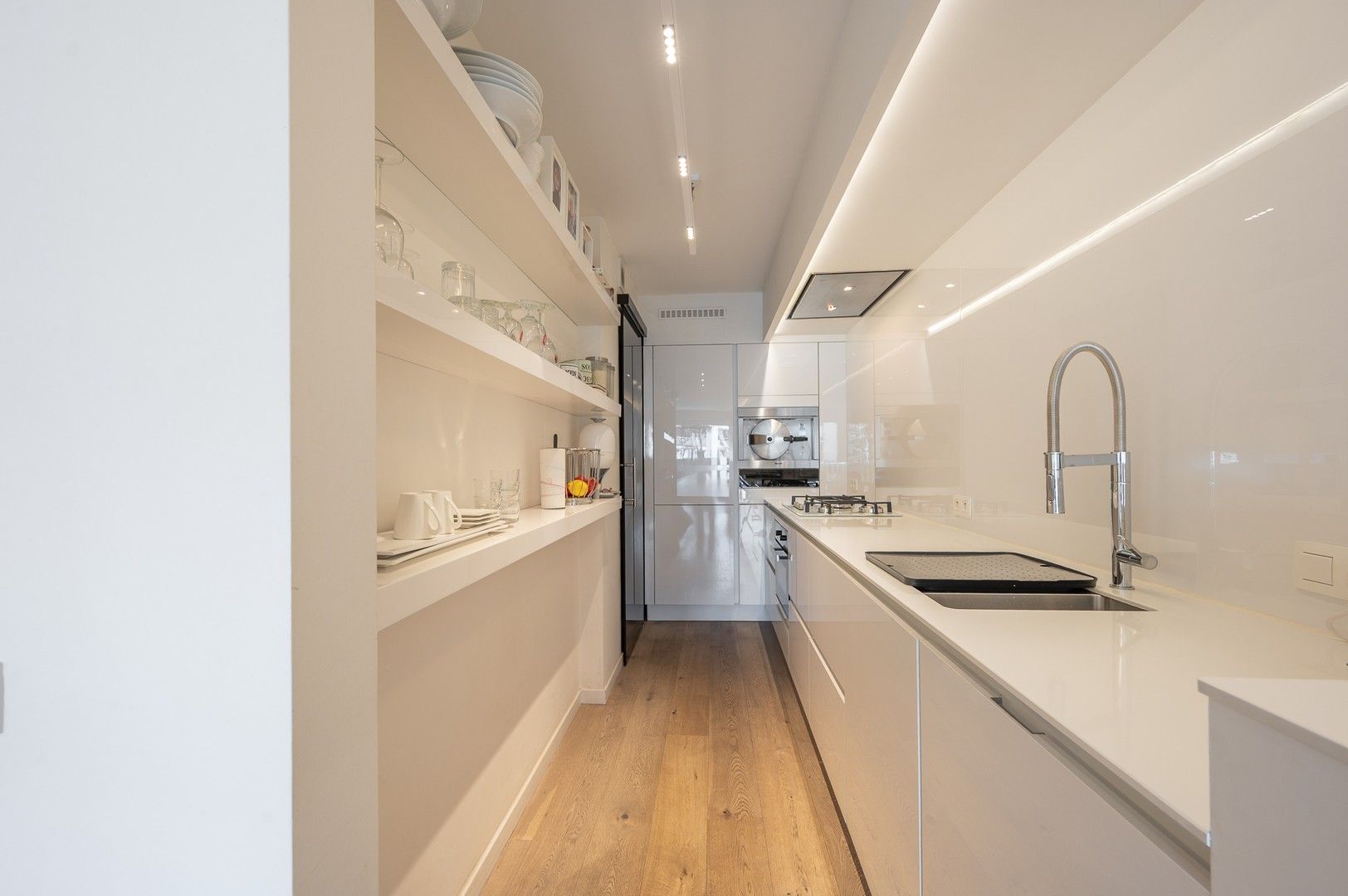 Lichtrijk 2-slaapkamer appartement met open zicht over het Abraham Hansplein. foto 10