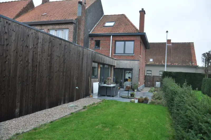 Volledig vernieuwde woning met uitweg en garage achteraan. foto 16