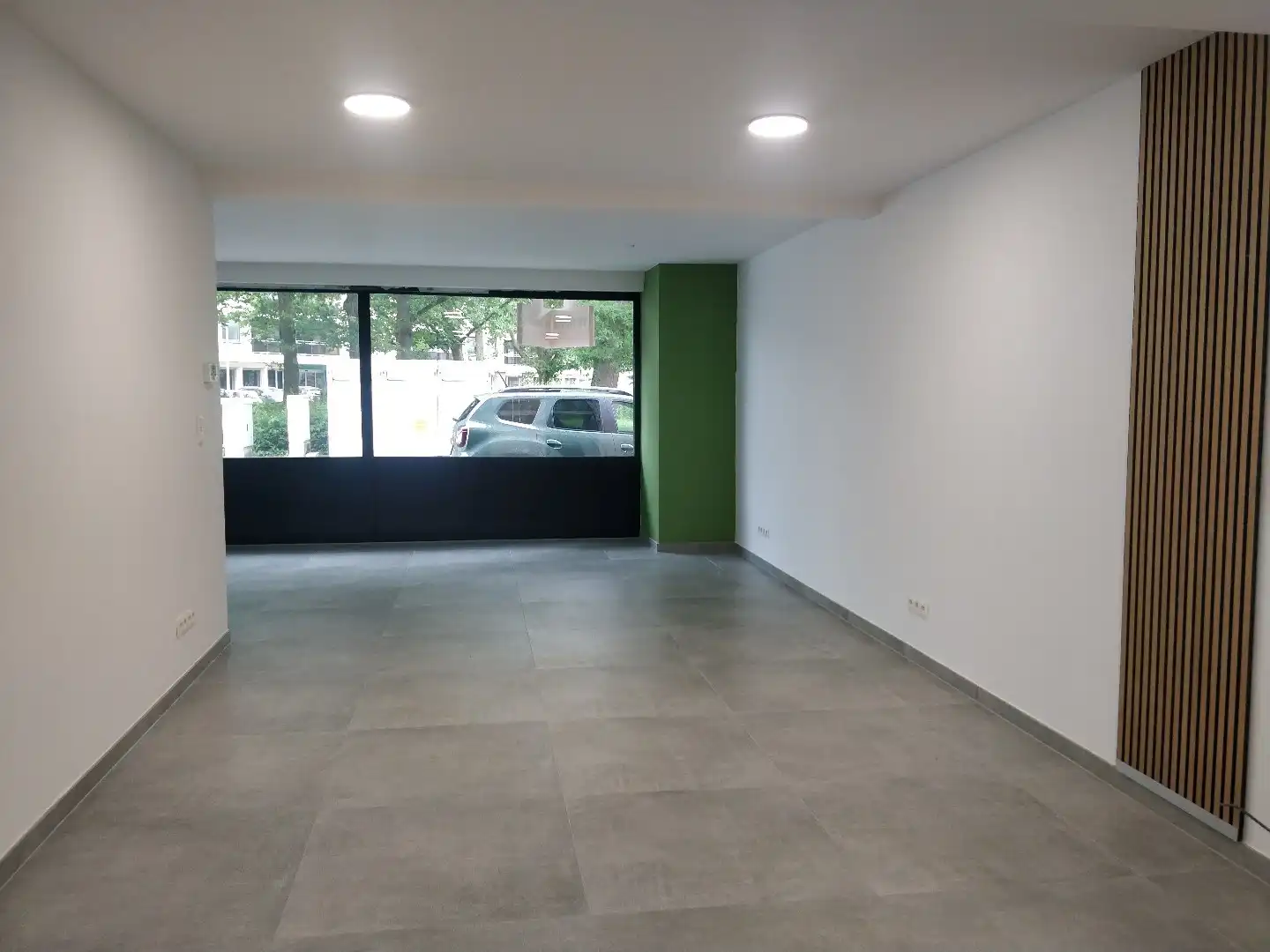 Handelspand met showroom en opslagruimte in het centrum van Lokeren. foto 5