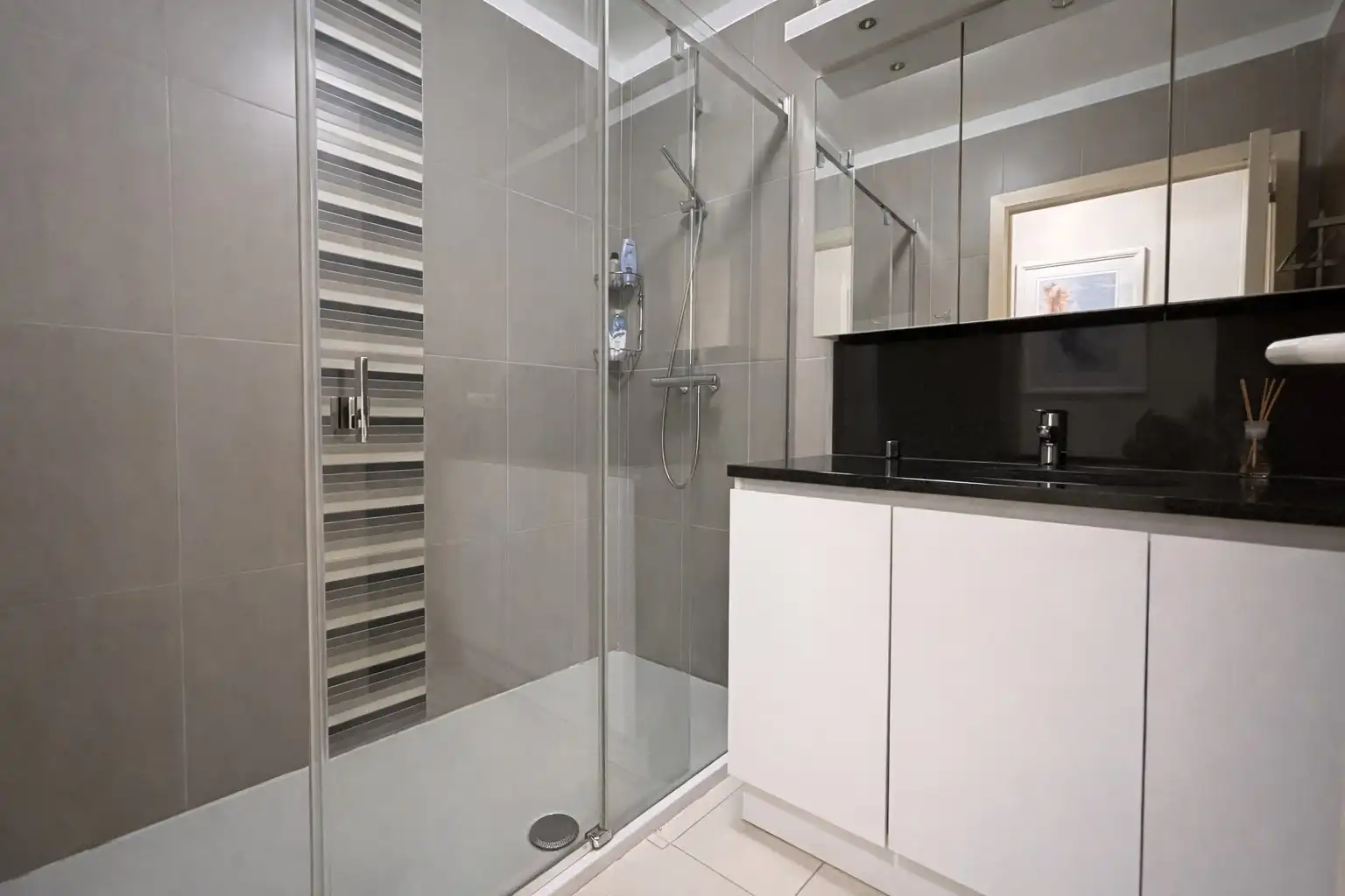 Bemeubeld hoekappartement met 2 slaapkamers  foto 13