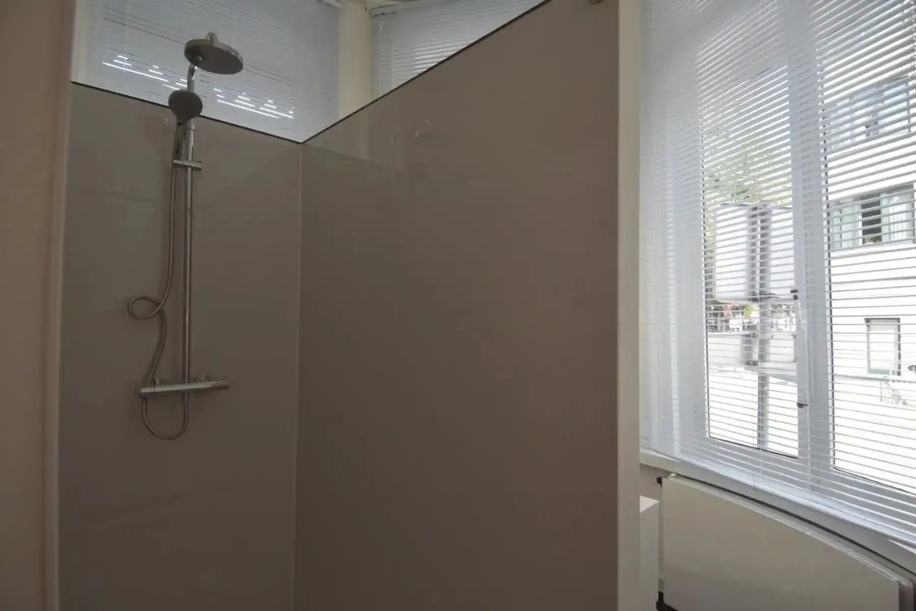 Charmante woning in monumentaal klassegebouw foto 8