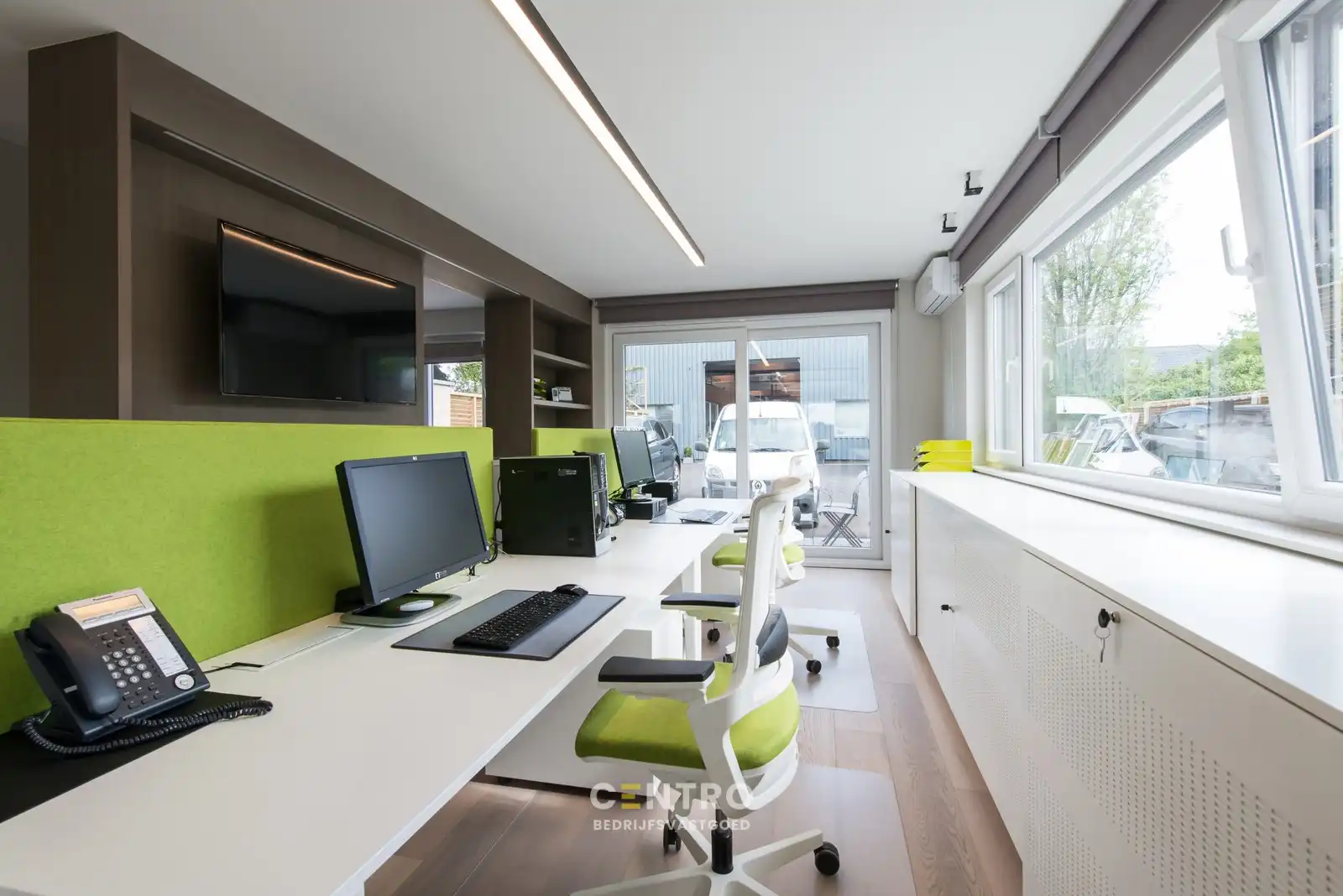 UNIEK aanbod op strategische LIGGING: magazijn (260m²) met kantoor (glv) en verhuurd appartement (verdiepingen) te 8000 Brugge foto 5