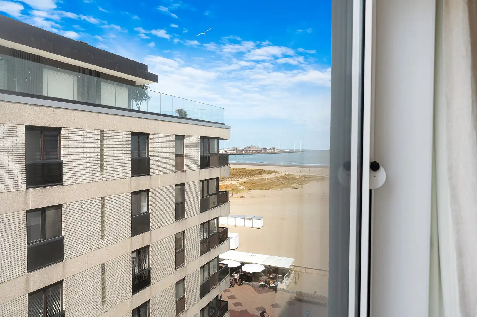 Modern instapklaar appartement met 2 slaapkamers en zijdelings zicht op zee. foto 4