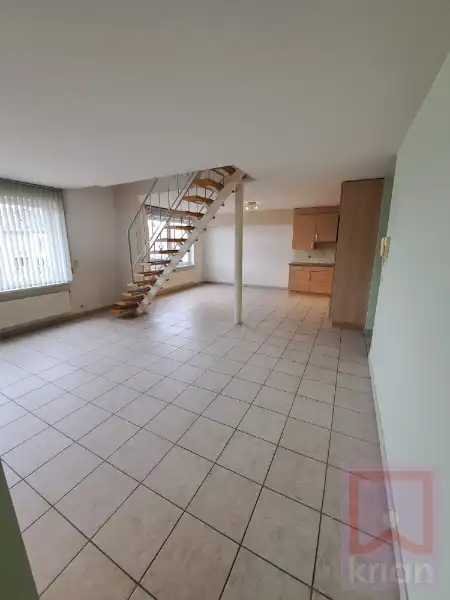 Ruim duplexapp met 3 slaapkamers, 2 auto staanplaatsen en tuin. foto 7