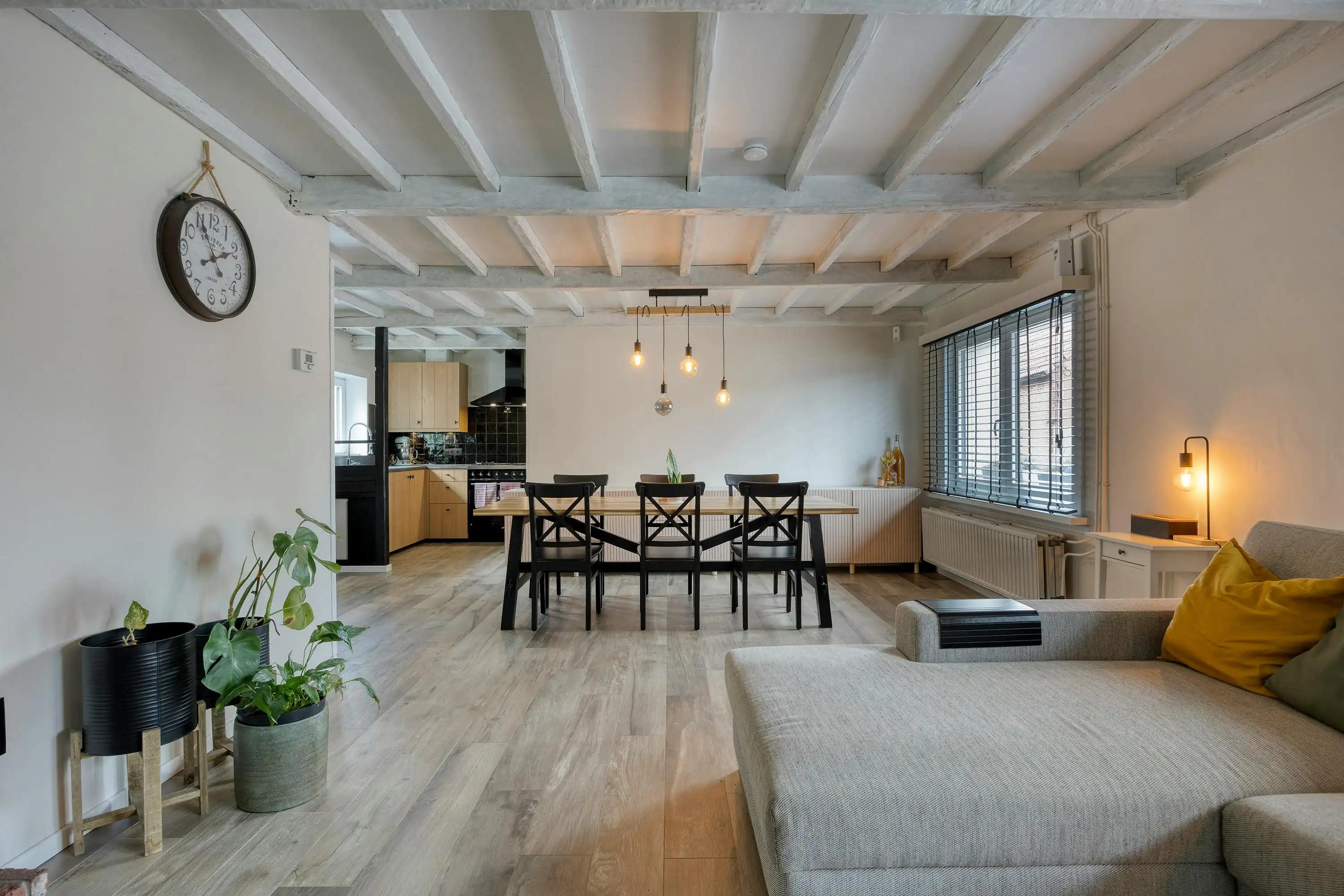 Instapklaar huis met grote tuin te koop in Zandvliet! foto 3