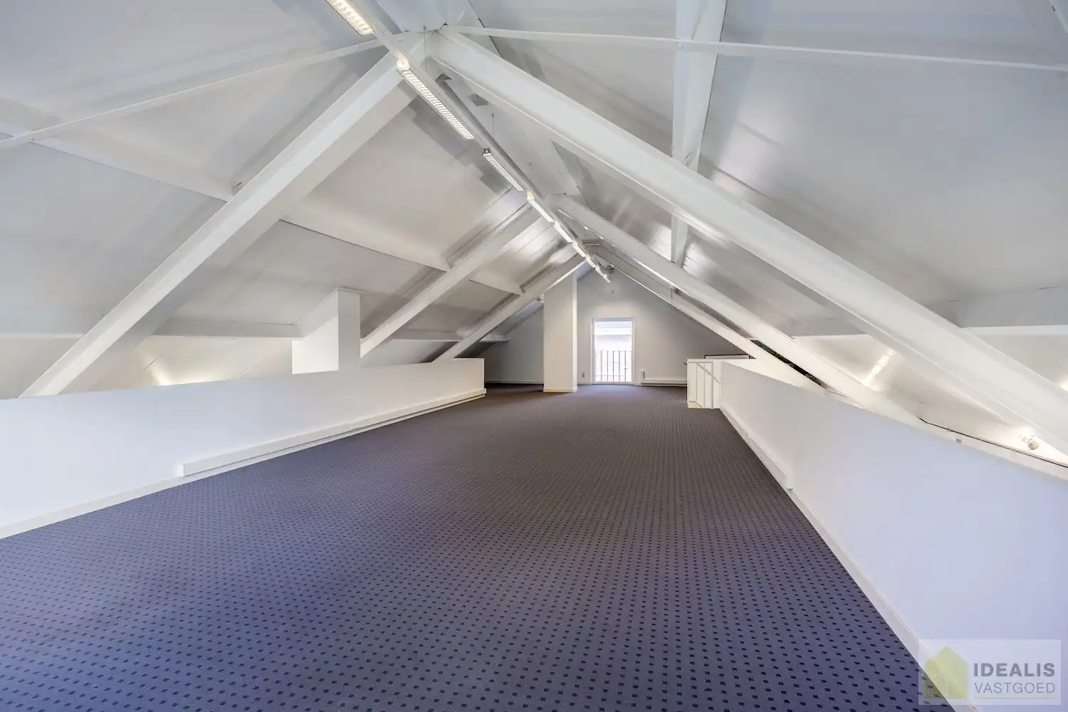 STATIG, STRAK EN UITERST RUIM COMPLEX MET HOOGSTAANDE AFWERKING EN OOG VOOR DETAIL. MOMENTEEL VOORZIEN VAN 3 SLAAPKAMERS, RIANTE LEEFRUIMTES ÉN UNIEKE LANDSCAPE KANTOORRUIMTES OP RESIDENTIËLE DOCH GUNSTIGE LOCATIE!! Dit exclusieve complex omvat maar liefst +-400m² netto bewoonbare oppervlakte! Kenmerkend aan dit statige pand is de unieke voorgevel die bezet is met keramische kunst van Pieter Stockmans. Gelegen op een residentiële locatie in een rustige woonstraat doch op enkele minuten van het centrum van Genk! foto 43