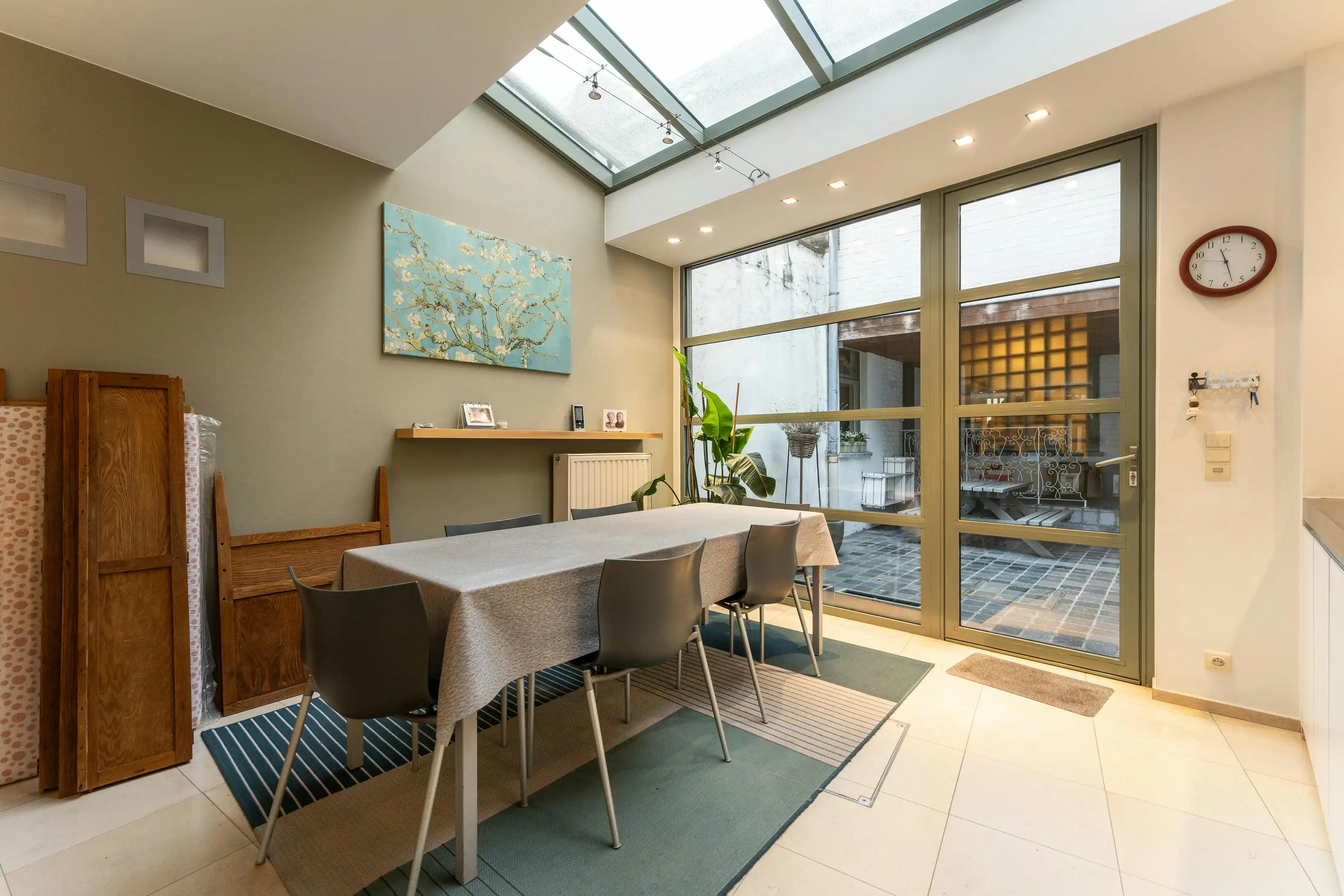 Ruime woning met handelsgelijkvloers en appartement in het centrum van Veurne. foto 13