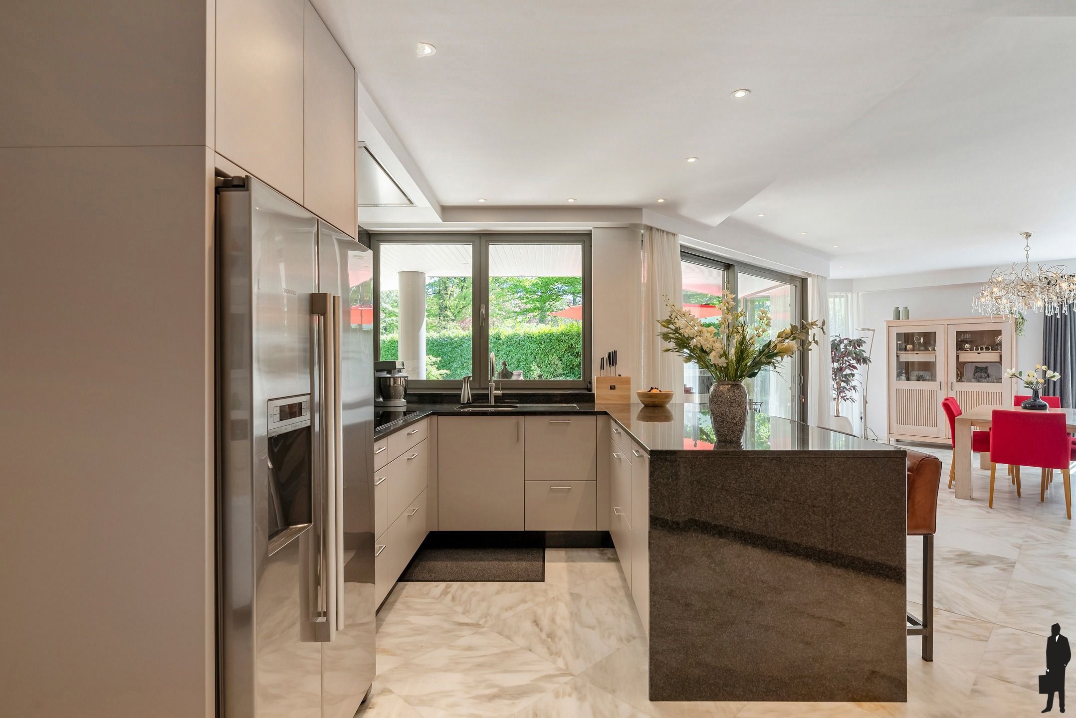 Residentiële villa op hoekperceel van ca. 2.452m² foto 13