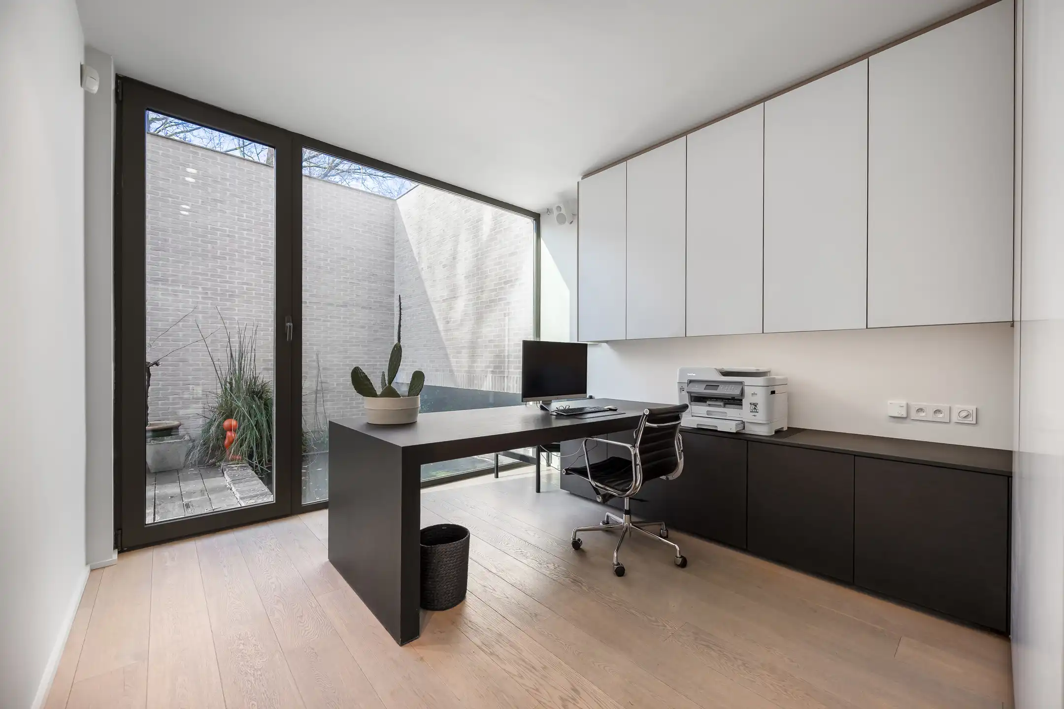 Luxueuze moderne villa met zwemvijver omringd door groen foto 12