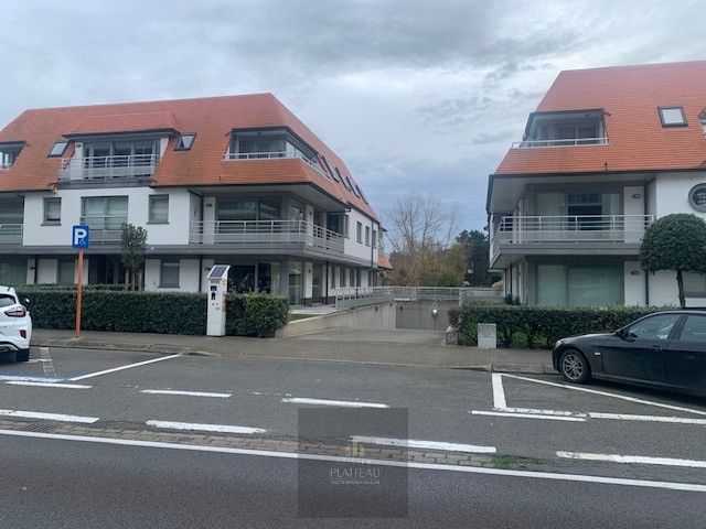 Grote garagebox met automatische poort op niveau -1 van de residentie Vivaldi te Nieuwpoort-bad. foto {{pictureIndex}}