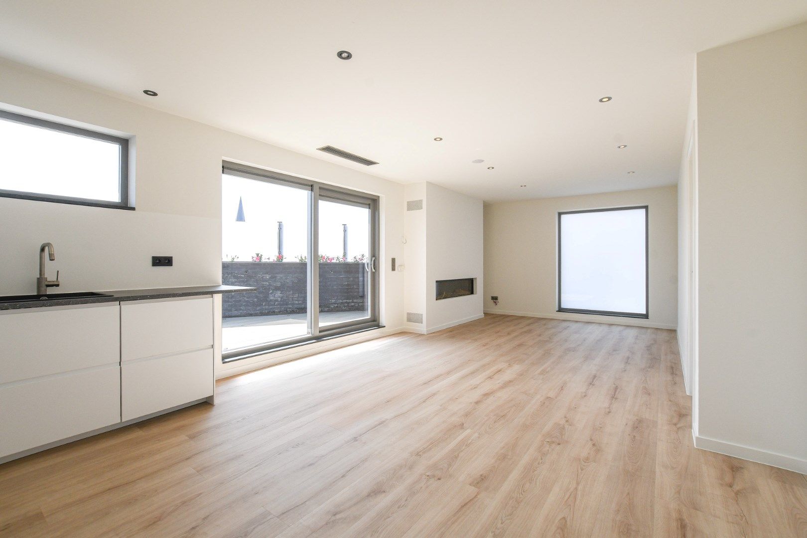 Volledig gerenoveerd dakappartement met 2 terrassen en zicht op de polders te koop in Klemskerke (De Haan) foto 5