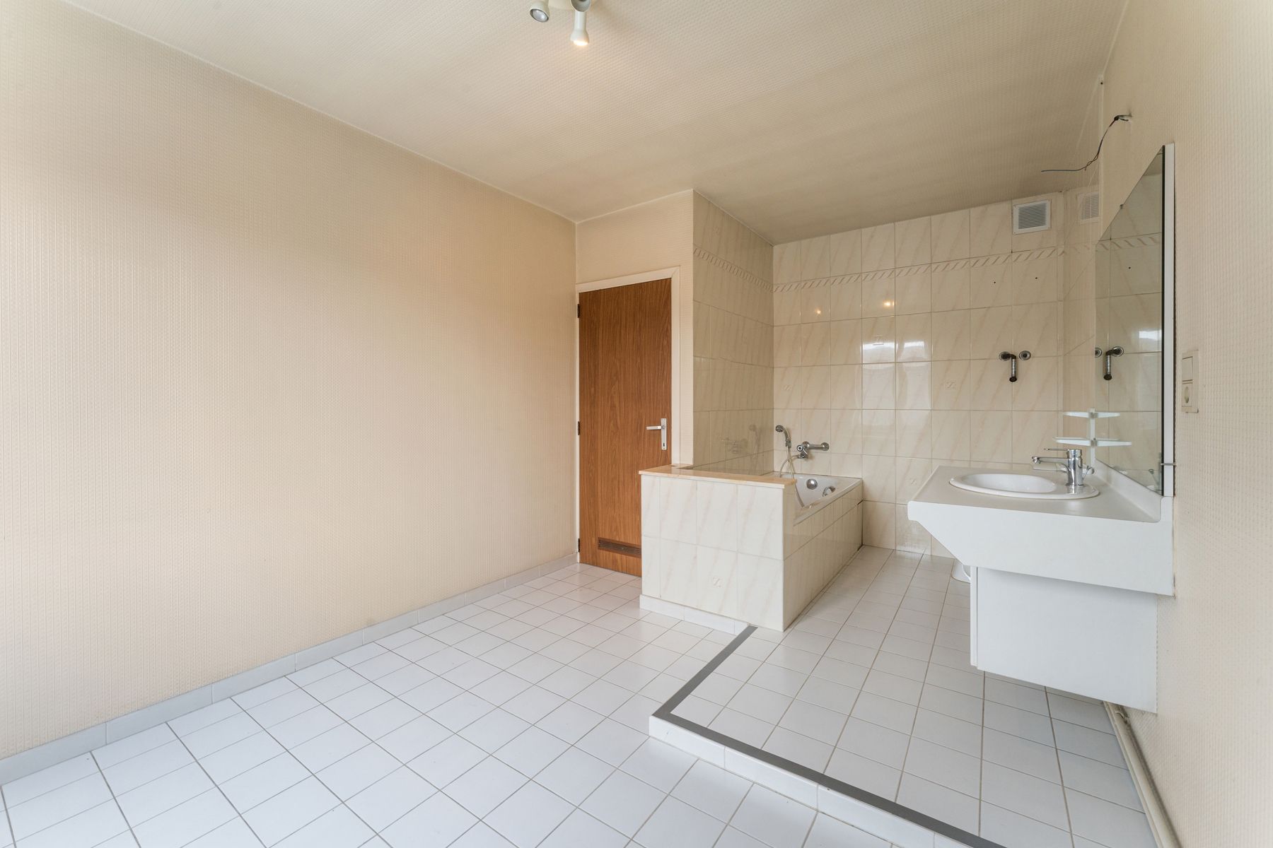 Centraal gelegen woning met 4 slpk , 2 garages en stadstuin foto 13