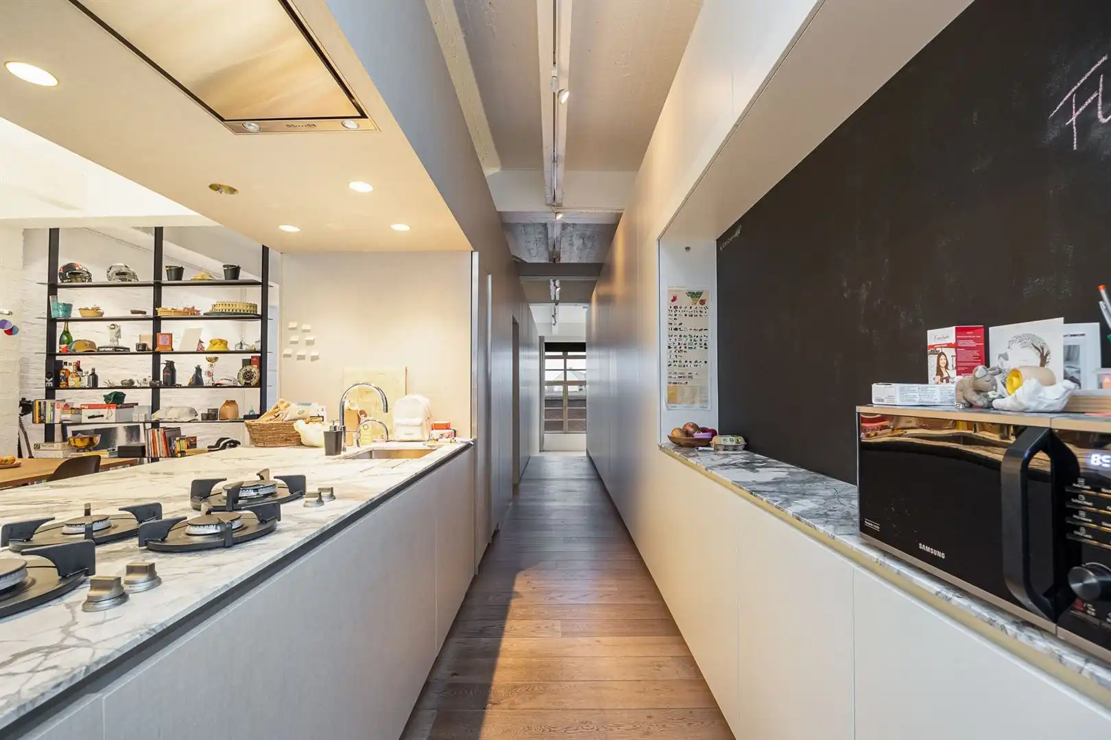 XXL loft met industriële ziel en terras foto 8