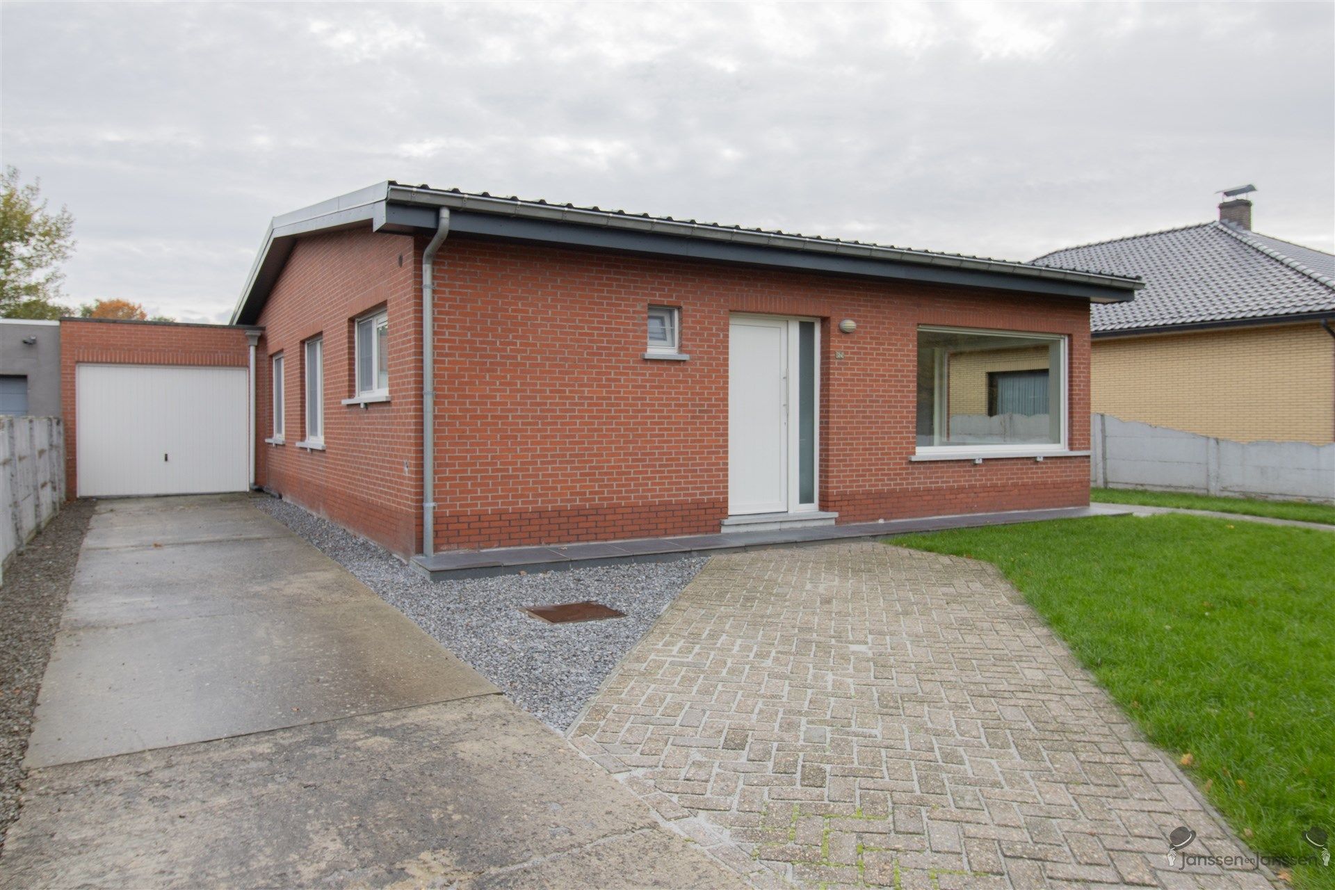 Ruime gerenoveerde gelijkvloerswoning op 544 m² met min. 3 slaapkamers en extra functionele ruimtes foto {{pictureIndex}}