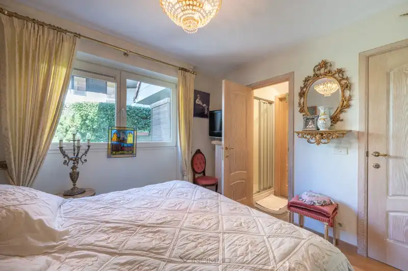 Vincimmo stelt u dit verzorgd gelijkvloers appartement met tuin voor, gelegen vlak bij het casino van Knokke. foto 8