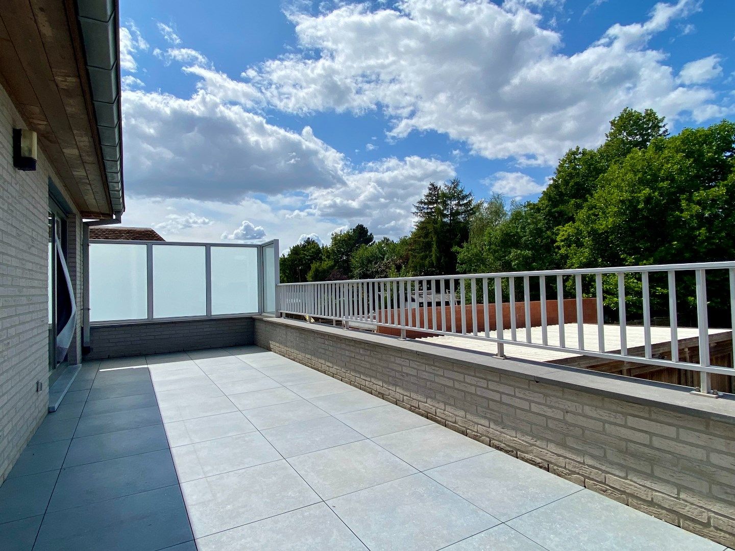 Instapklaar appartement met garage en ruim terras foto 8