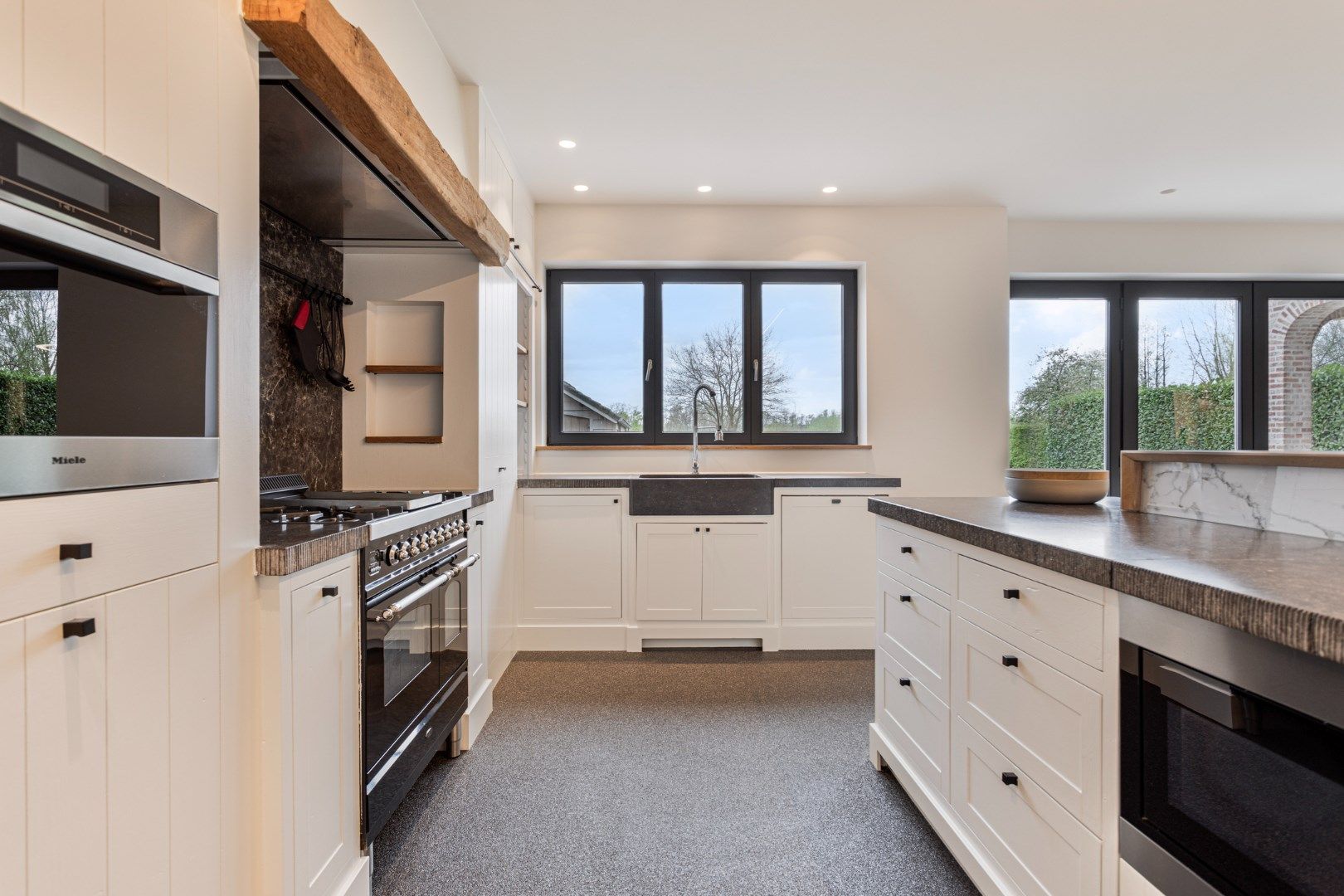 Ruim ingedeelde kwalitatieve villa op 12 are met adembenemd zicht op achterliggend groen. foto 12