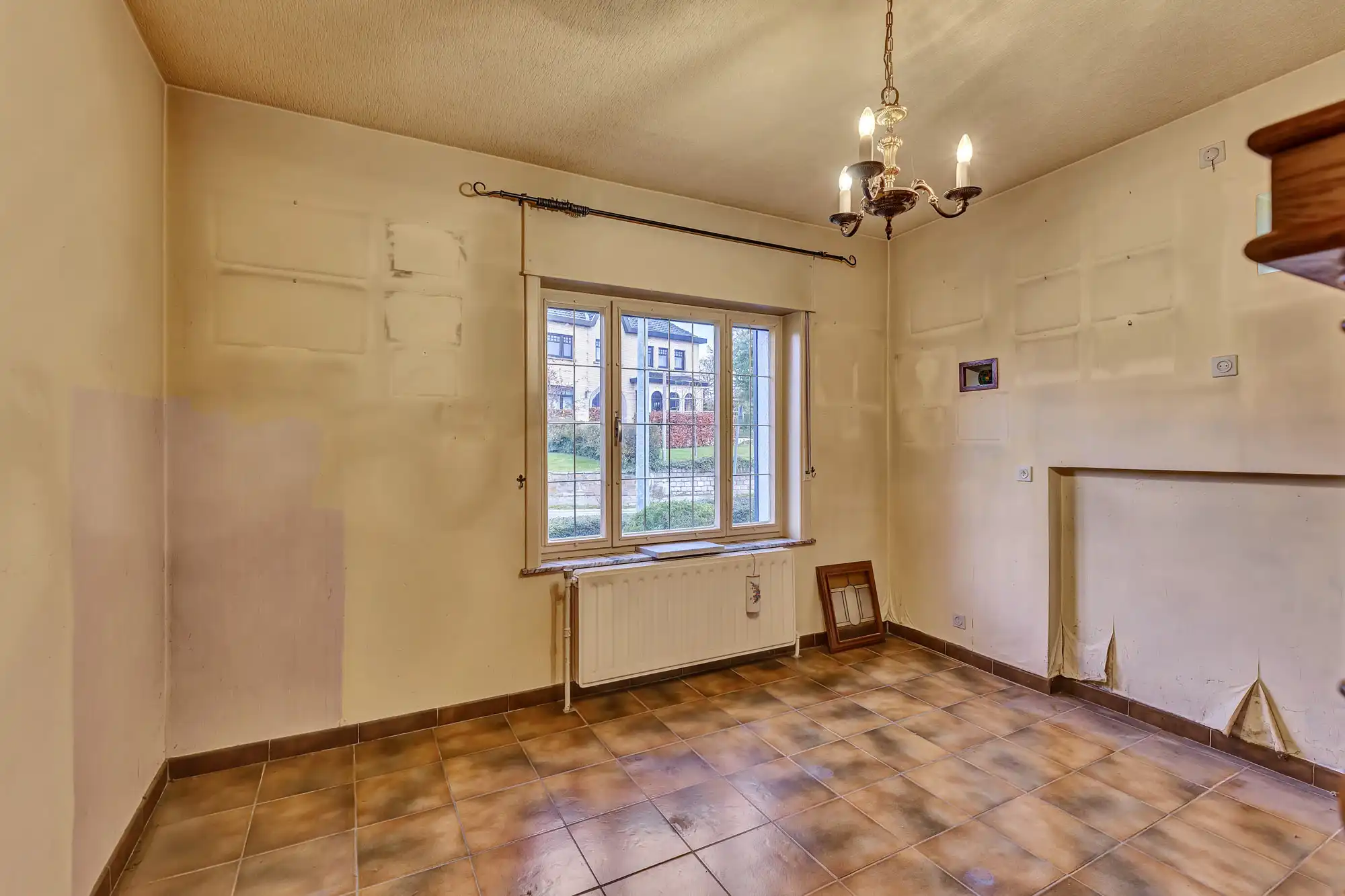 Te renoveren HOB met ruime garages en tuin foto 11