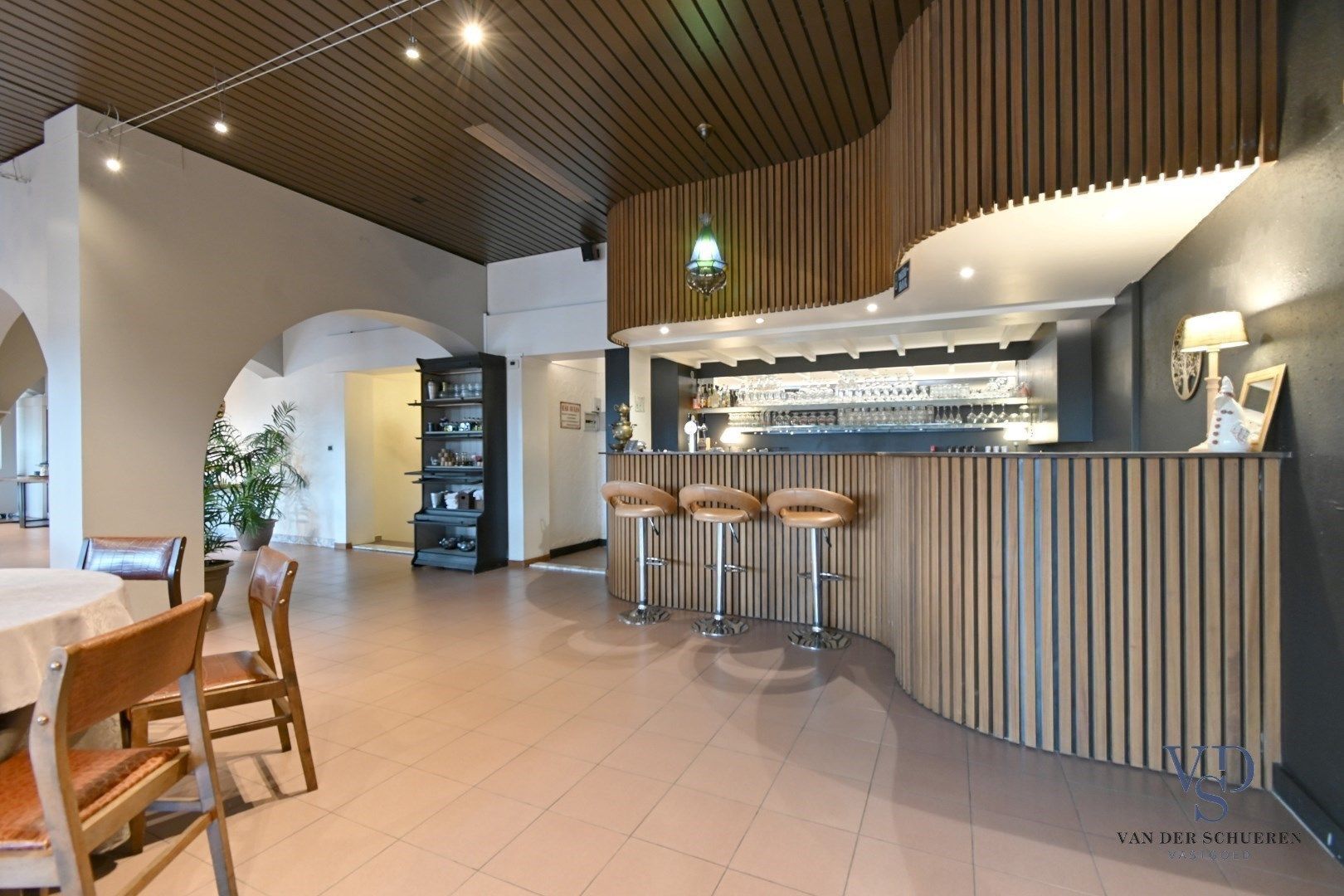Feestzaal met uitzonderlijke woongelegenheid. foto 14