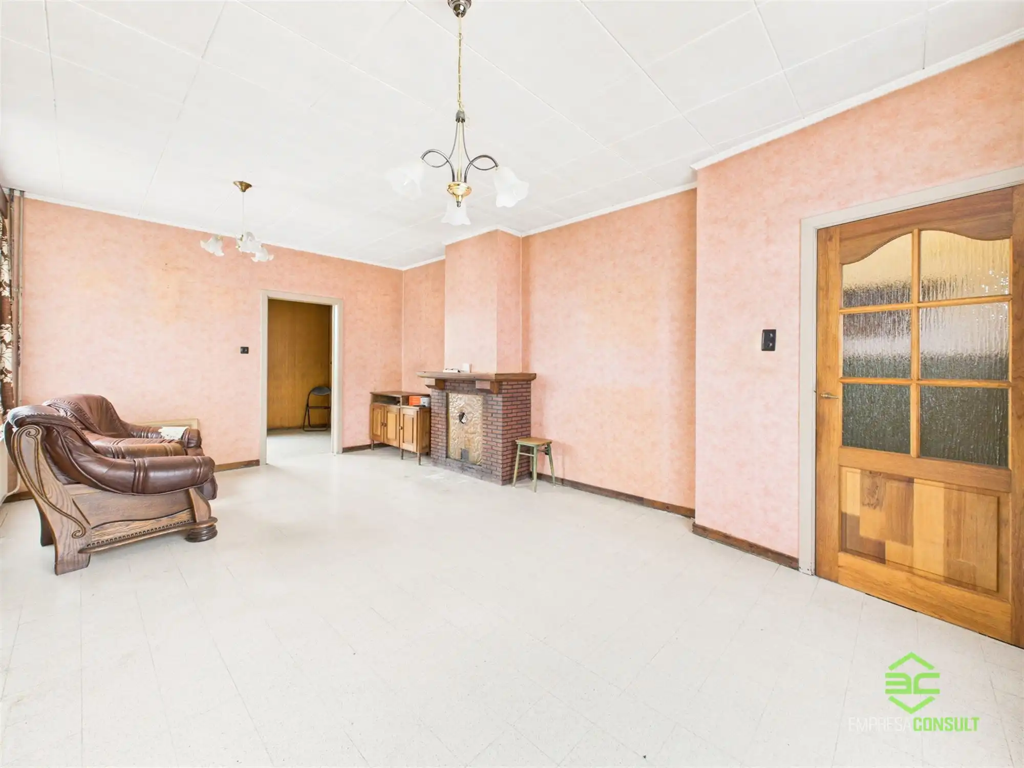 Op te frissen gezinswoning op een rustige locatie! foto 4