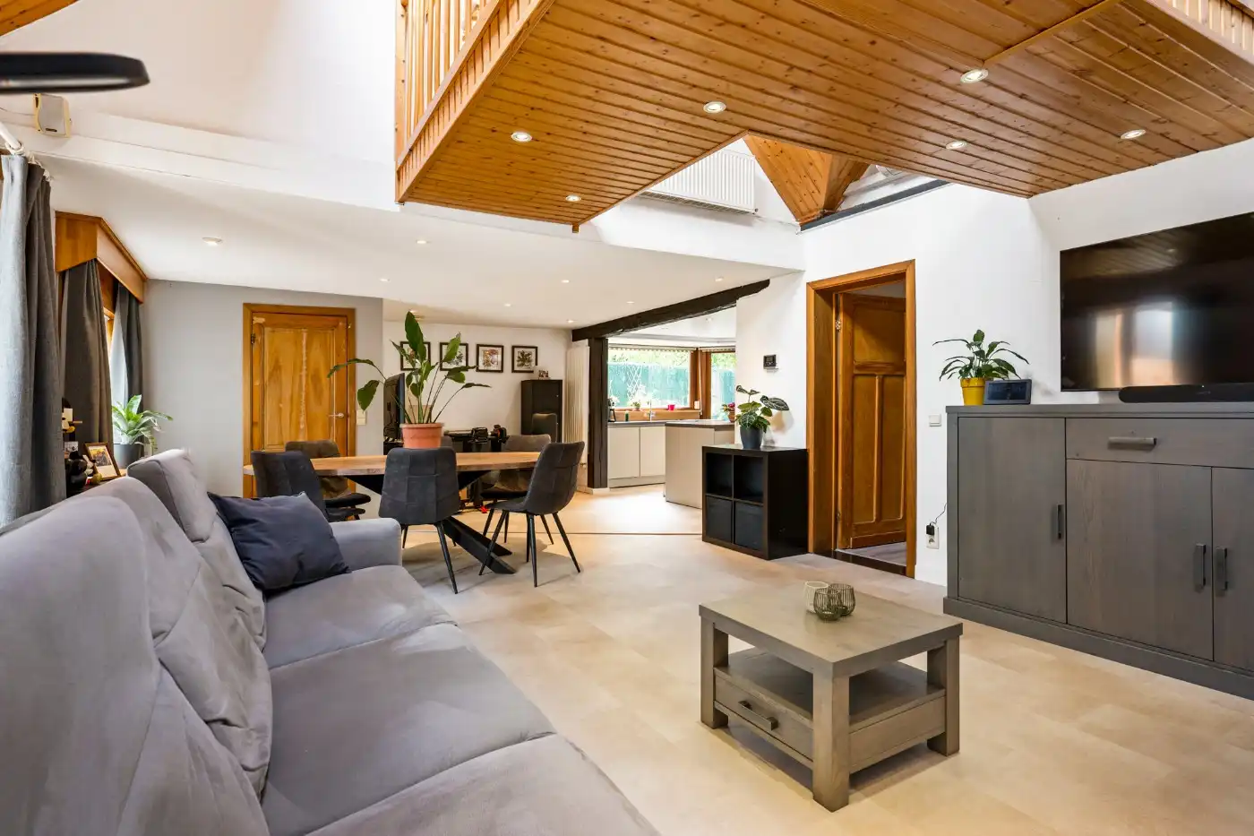 Top gelegen, charmante, vrijstaande woning met 3 slpk. en prachtige zuid-tuin foto 4